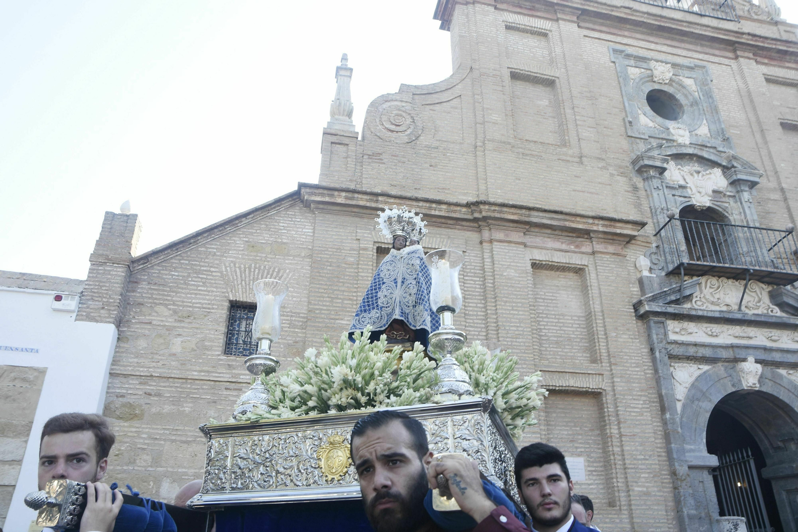La Virgen de la Fuensanta, en su camino hacia la iglesia de Santiago.