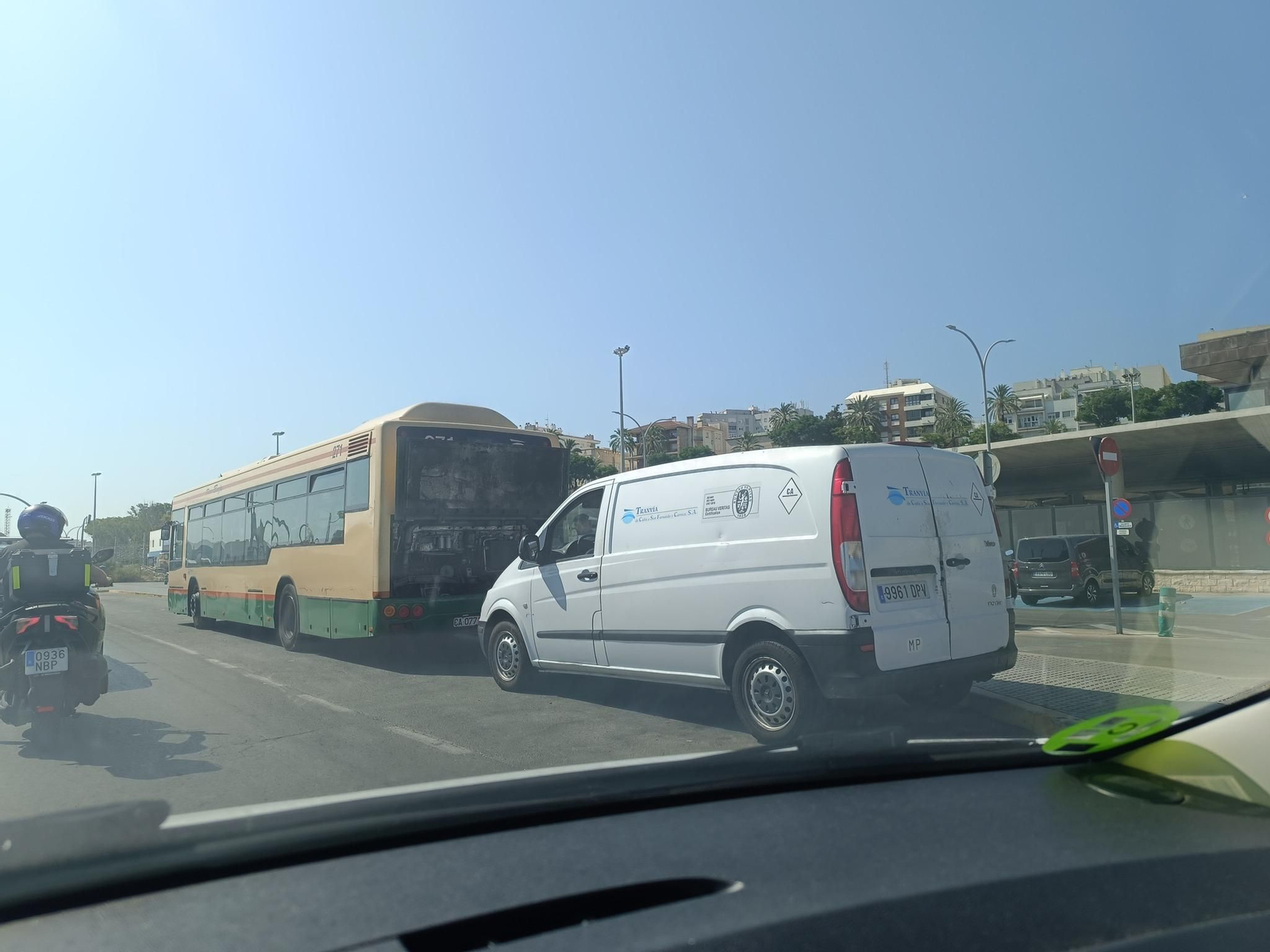 Otro autobús averiado, este miércoles en Cádiz.