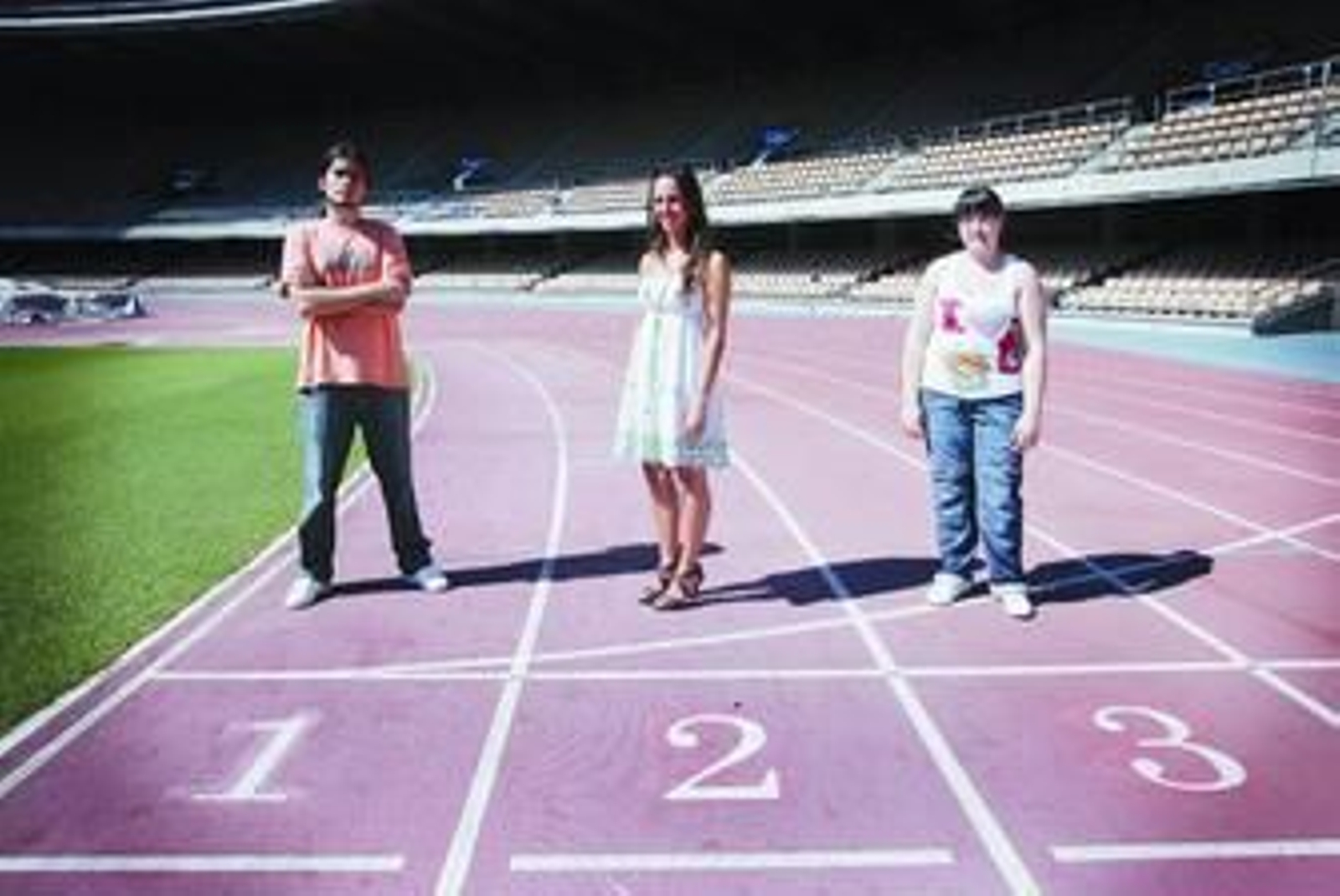 De izquierda a derecha, Agustín Amoril Porras, Lourdes Cosano Arjona y Claudia Fraidias Hidalgo, en el Estadio Chapín, durante la entrevista.