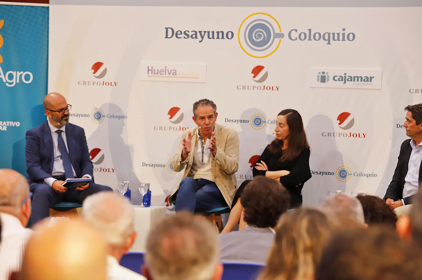 Las imágenes en el Desayuno-Coloquio del Grupo Joly "Competitividad innovación y eficiencia el sector de los frutos rojos ante el reto de la sostenibilidad"