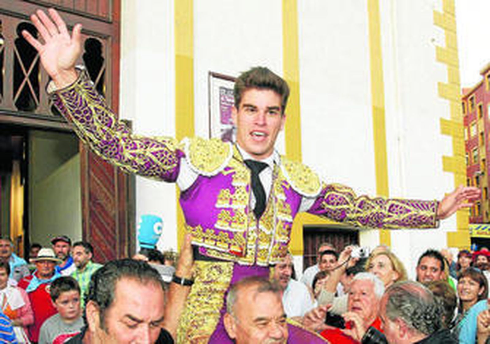 Rubén Pinar, saliendo en triunfo de Cuatro Caminos, con una oreja de cada toro de su lote.