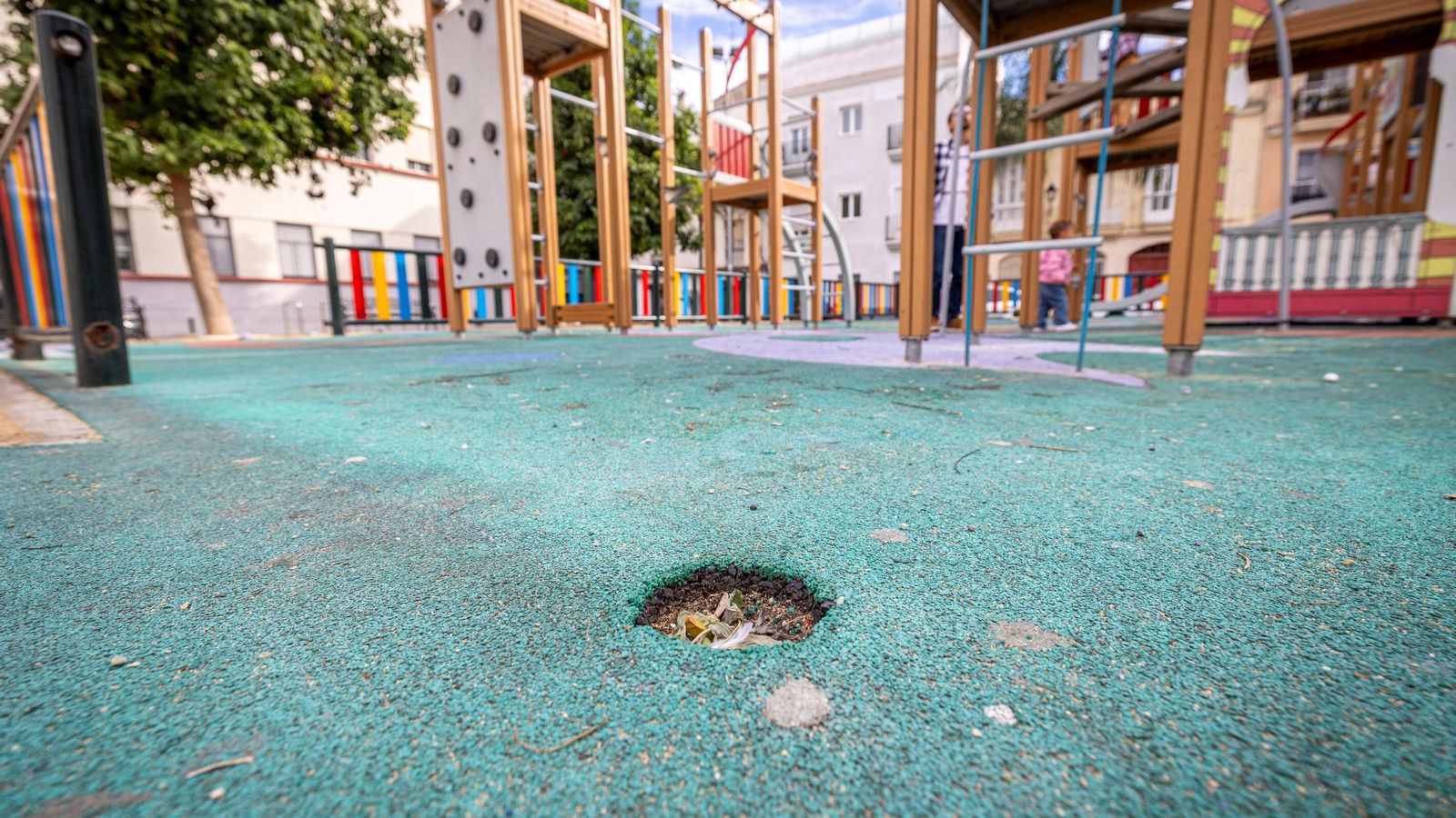 Desperfectos en el suelo de la zona de juegos.
