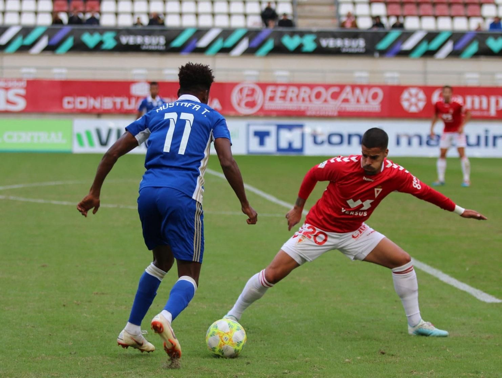 El jugador del Marbella Mustafa encara a un rival durante el partido en La Condomina.