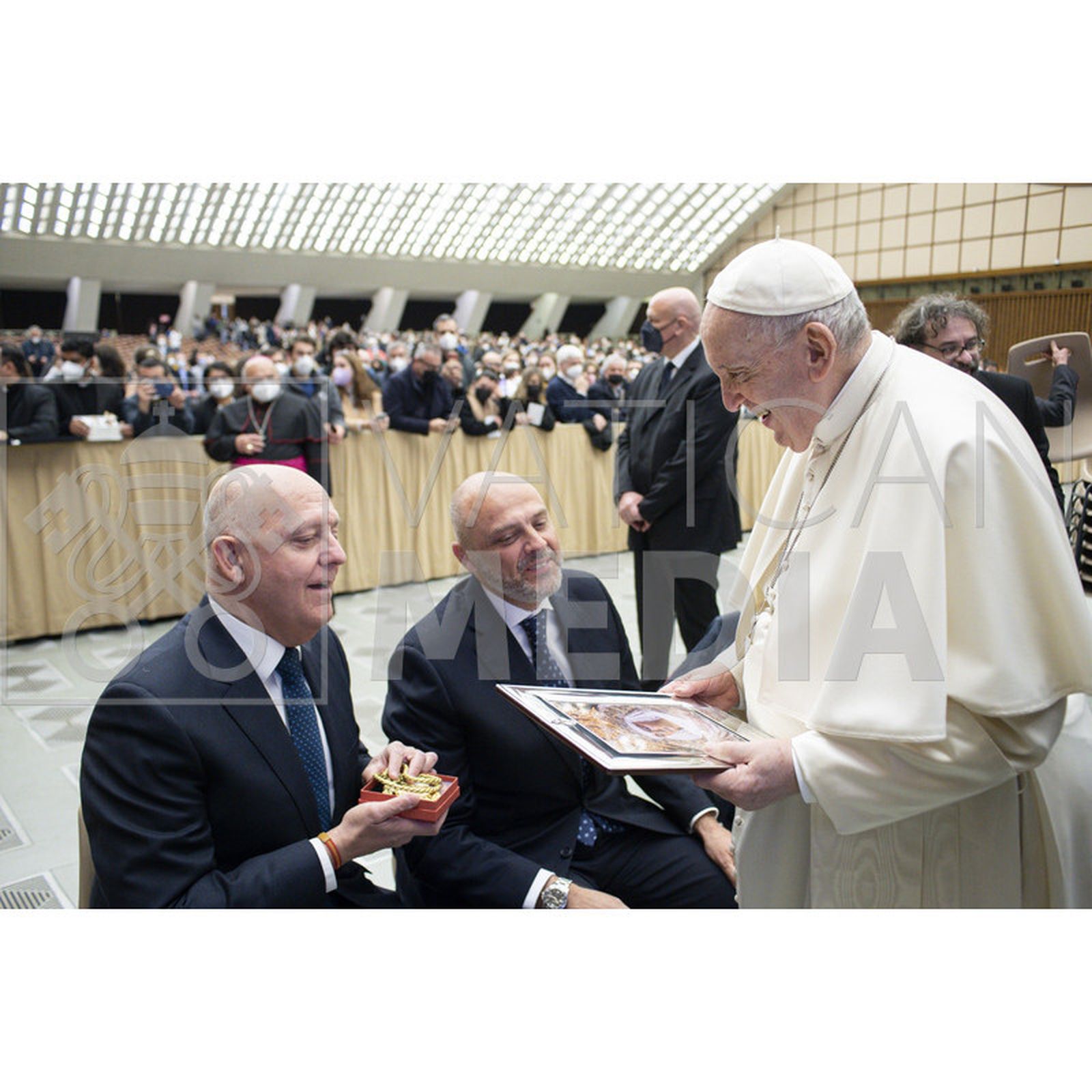 El Papa con el cuadro de la Esperanza entregado por el hermano mayor.