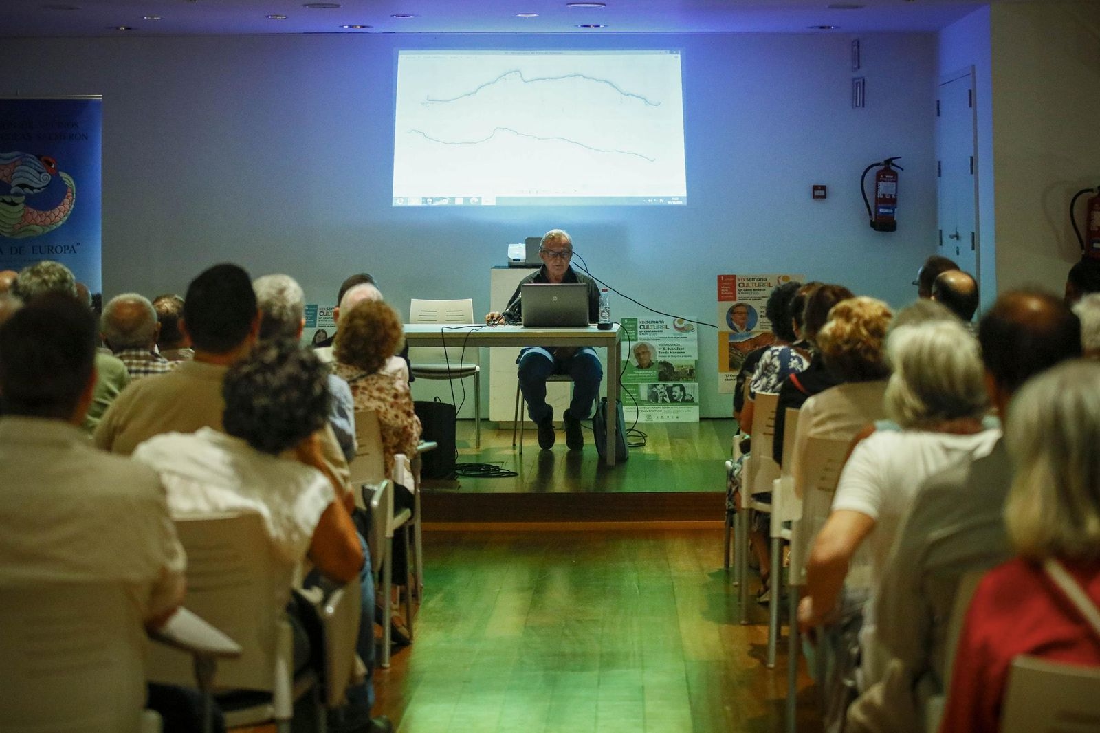 Las imágenes de la conferencia dentro de la "Semana Cultural Puerta Europa" de Ginés Valera en Almería