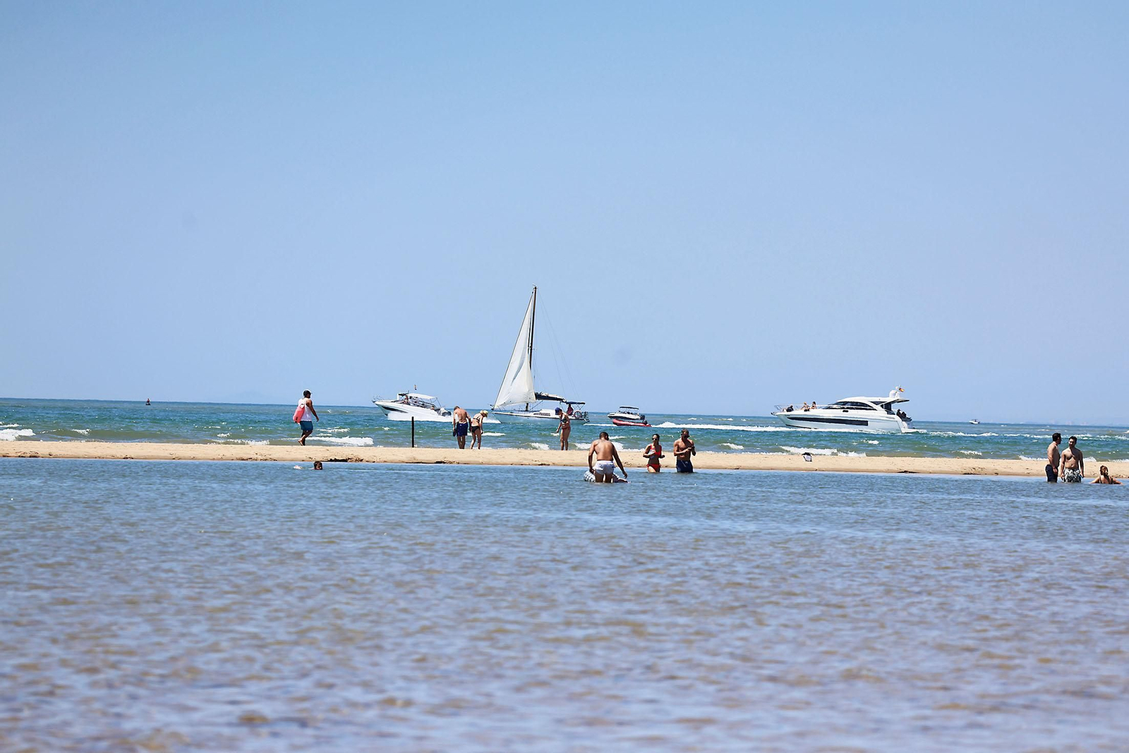 Ambiente en las playas de Huelva en la mañana de domingo