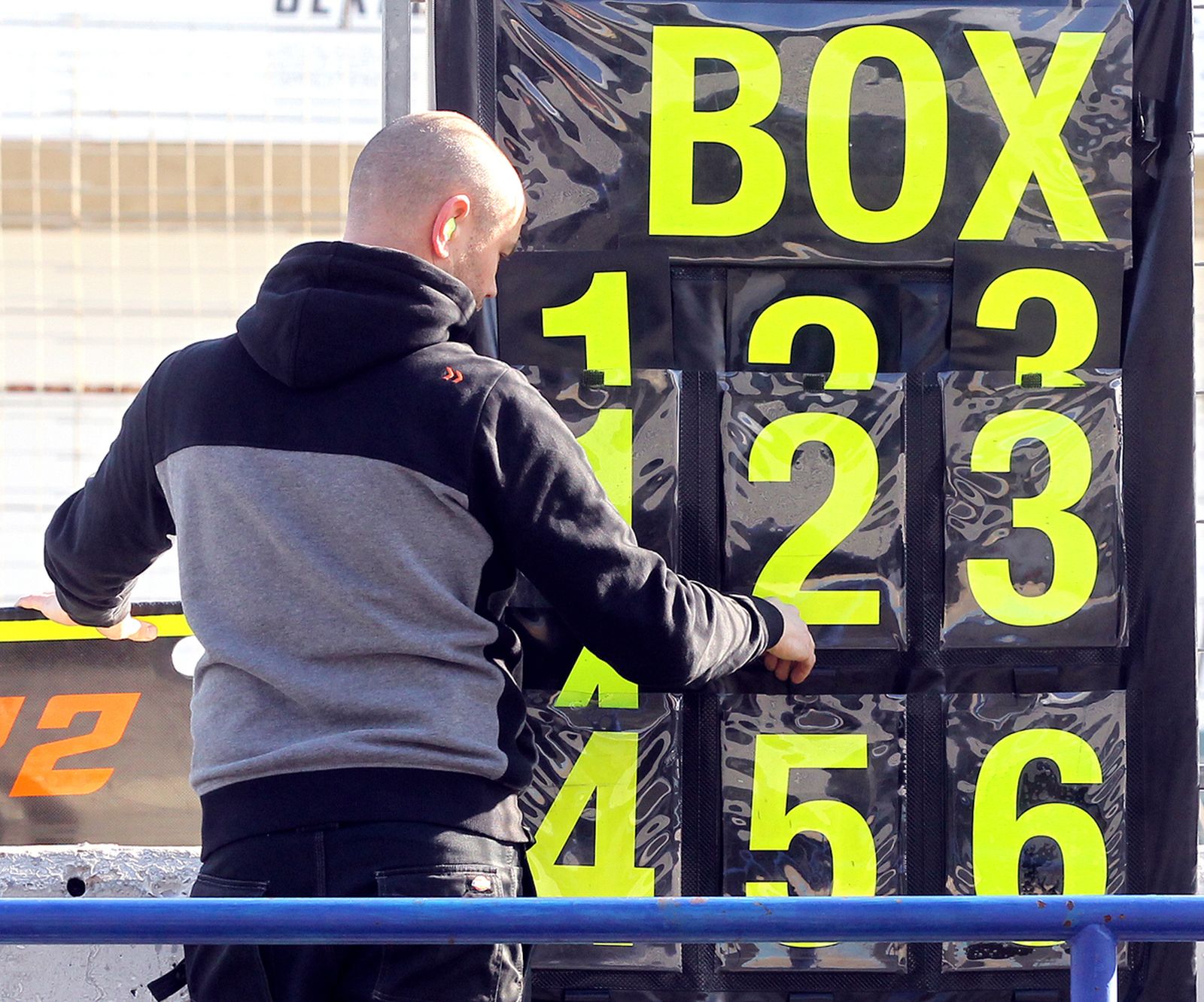 Un operario introduce datos en una tabla antes de mostrarla al piloto.
