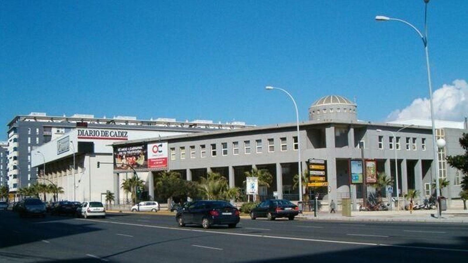 Complejo Ciudad de Cádiz con el aparcamiento de motos a la derecha Complejo Ciudad de Cádiz con el aparcamiento de motos a la derecha