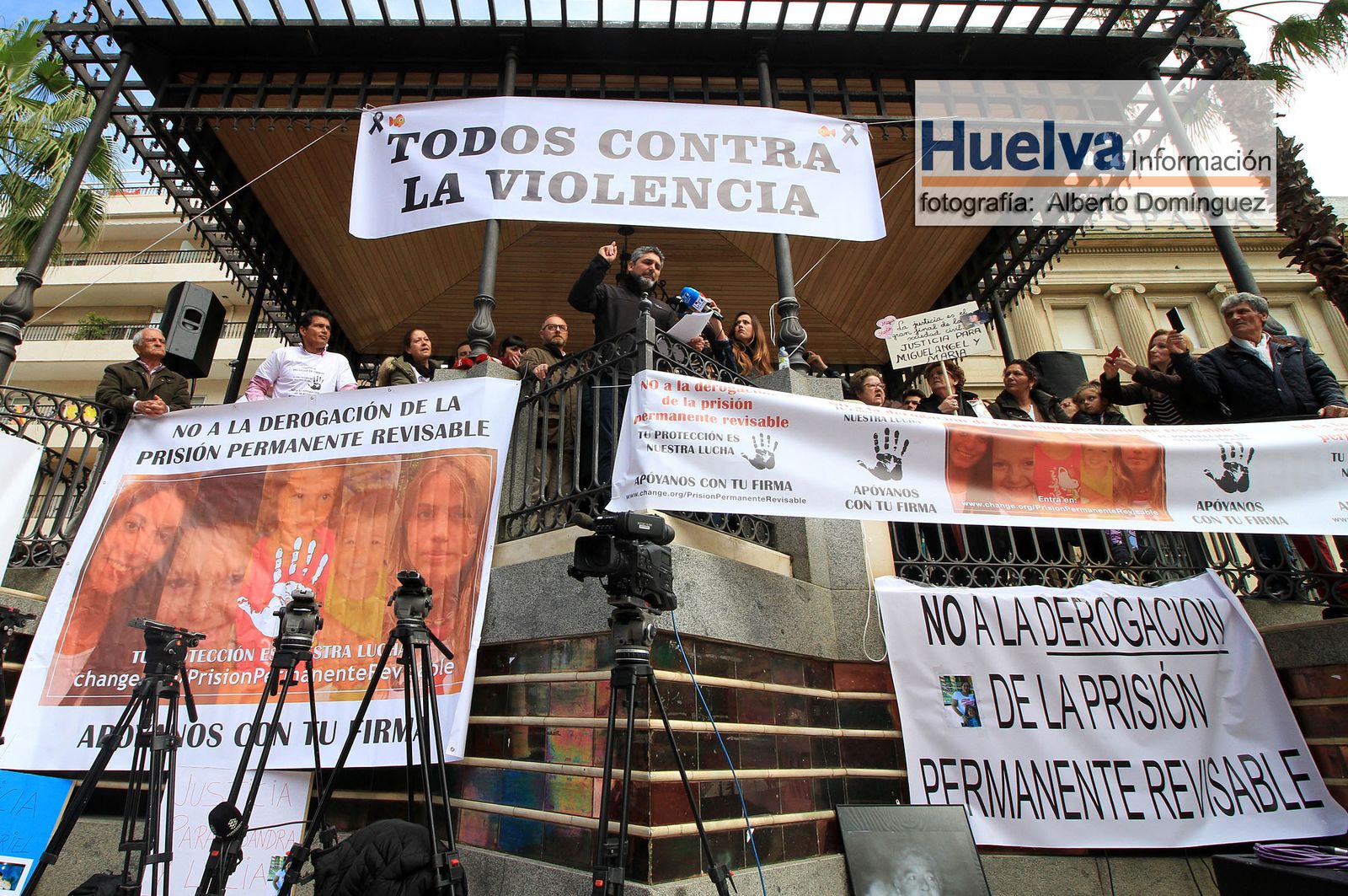 Imágenes de la manifestación contra la derogación de la prisión permanente revisable celebrada en Huelva