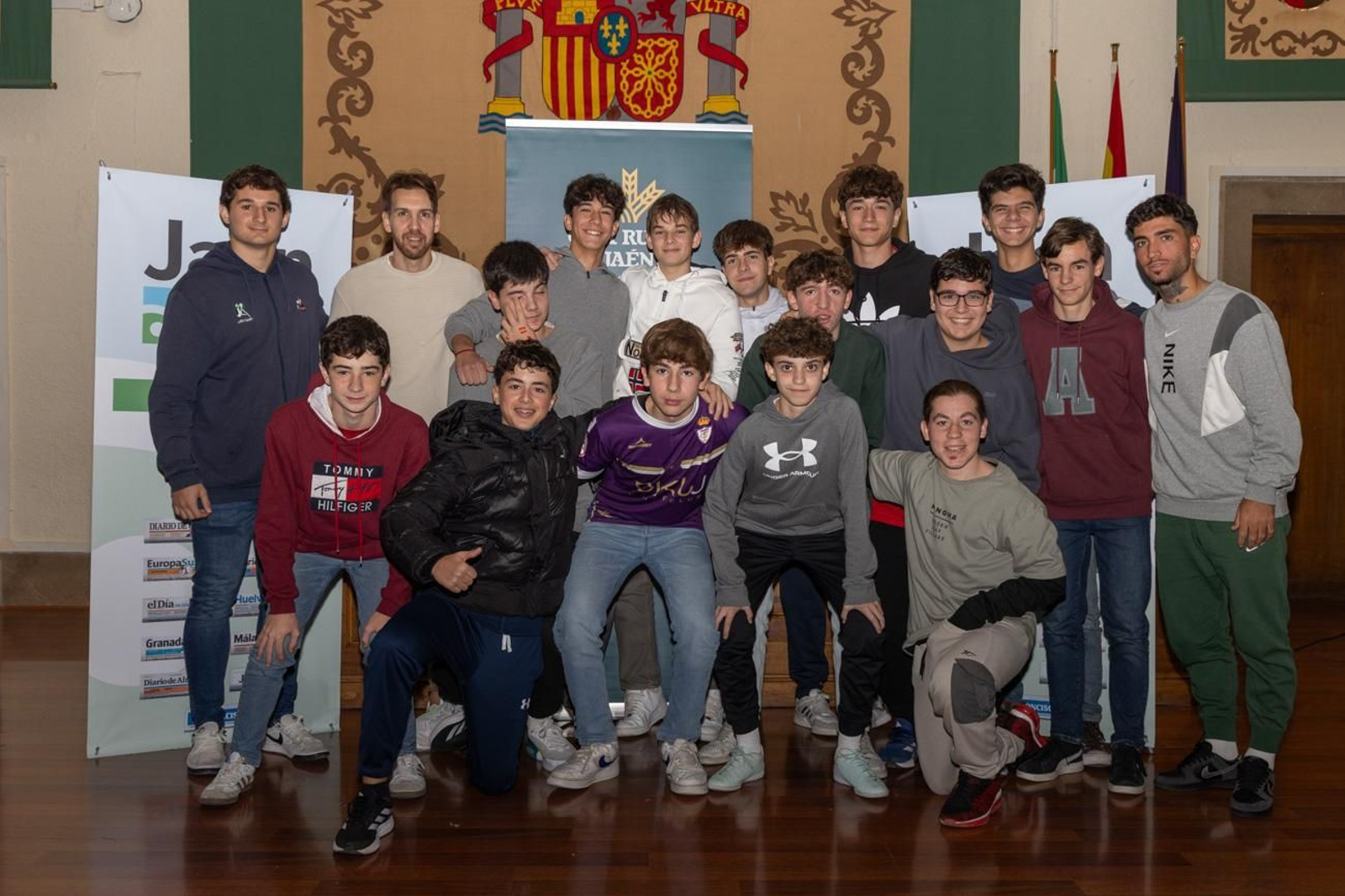 Óscar Lozano, Alan Brandi y Pablo Pérez, protagonistas de 'La tertulia deportiva de Jaén Hoy' en el IES Virgen del Carmen