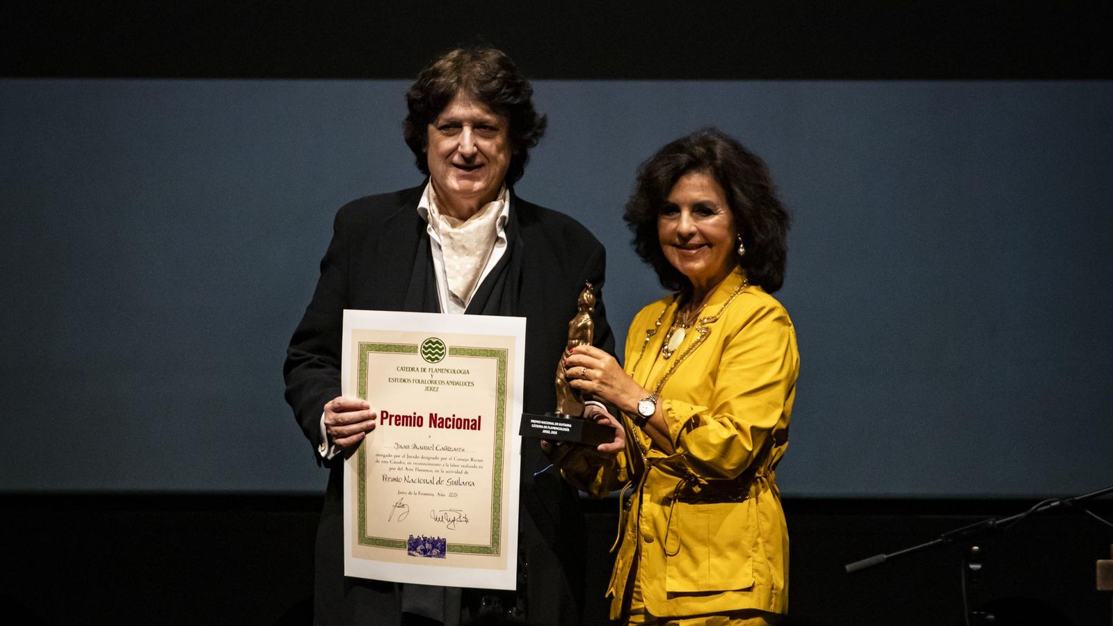 Juan Manuel Cañizares recibiendo el Premio Nacional de Guitarra de manos de María José Santiago.