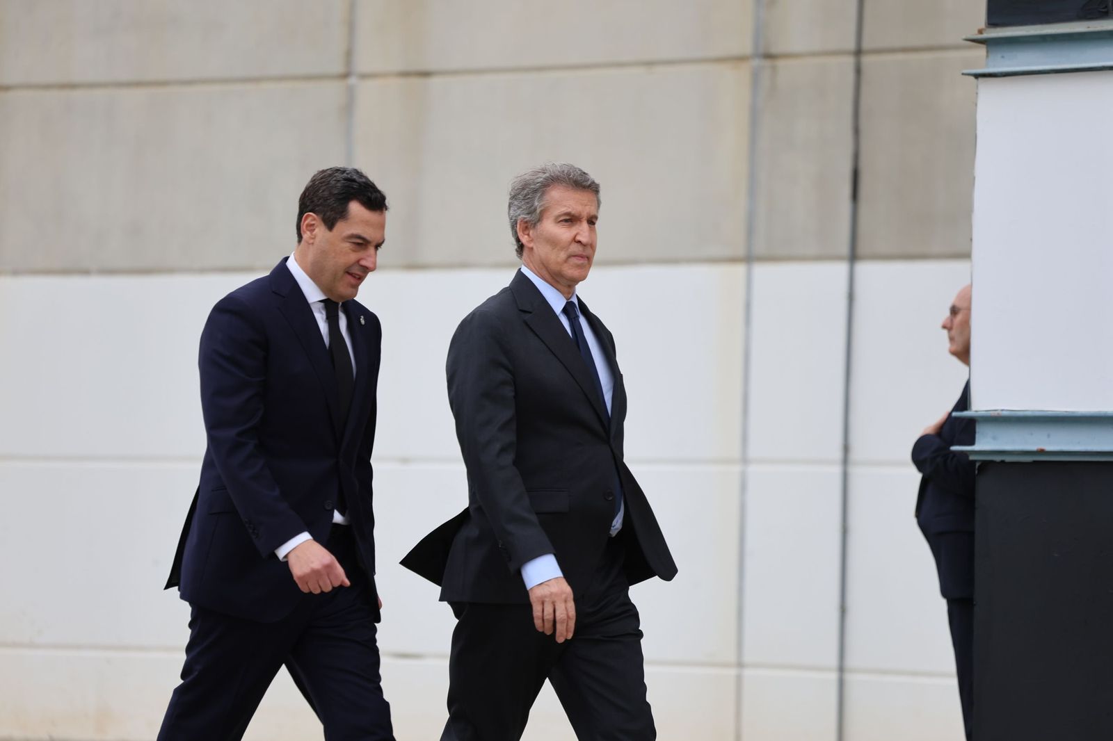 Fotografías de la llegada de Juanma Moreno, Feijóo y todas las autoridades al funeral por las víctimas de Adamuz en Huelva