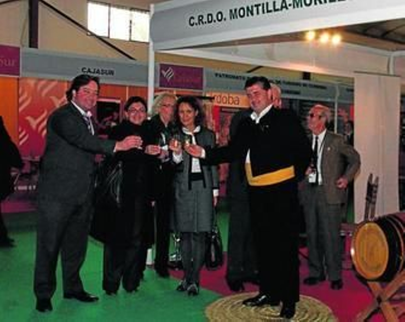 La alcaldesa de Montilla, Rosa Lucía Polonio, brinda con representantes de Recevin en Feviandtur.