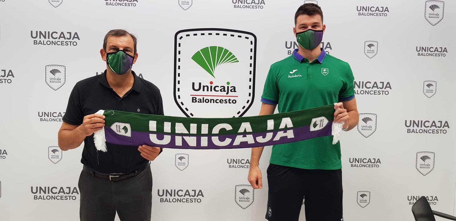 Juanma Rodríguez y Jonathan Barreiro posan con una bufanda del Unicaja.