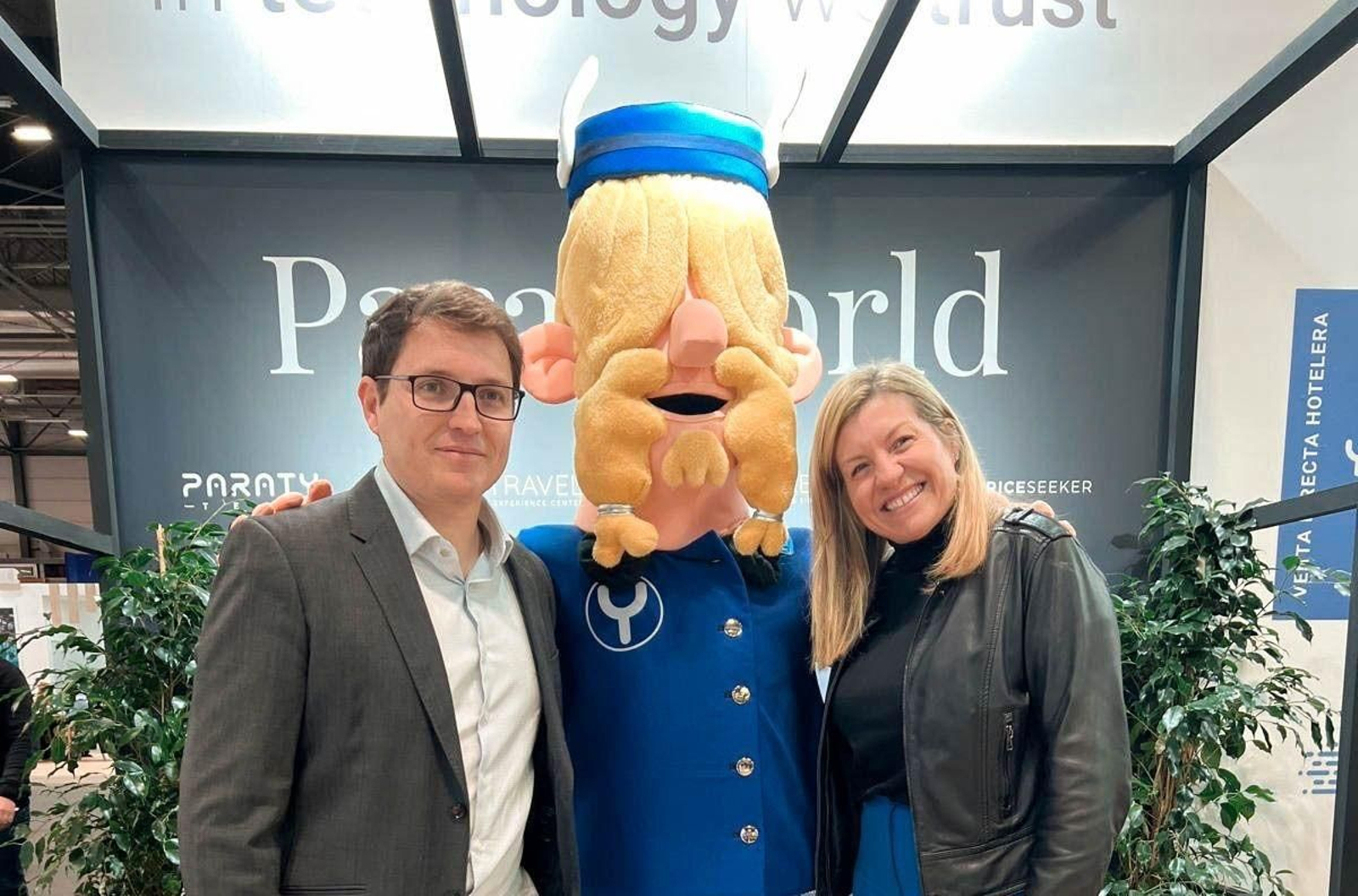 Los hermanos Franz y Gina Matheis, fundadores de Paraty Tech, junto a la mascota de la compañía.