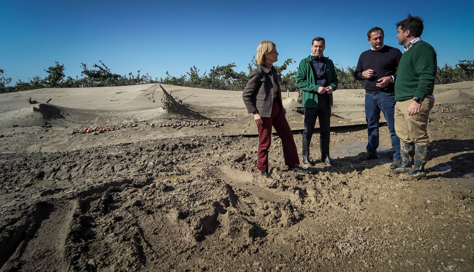 Imágenes de la visita de Juanma Moreno y el comisario europeo de Agricultura a los campos afectados por el temporal en Jerez