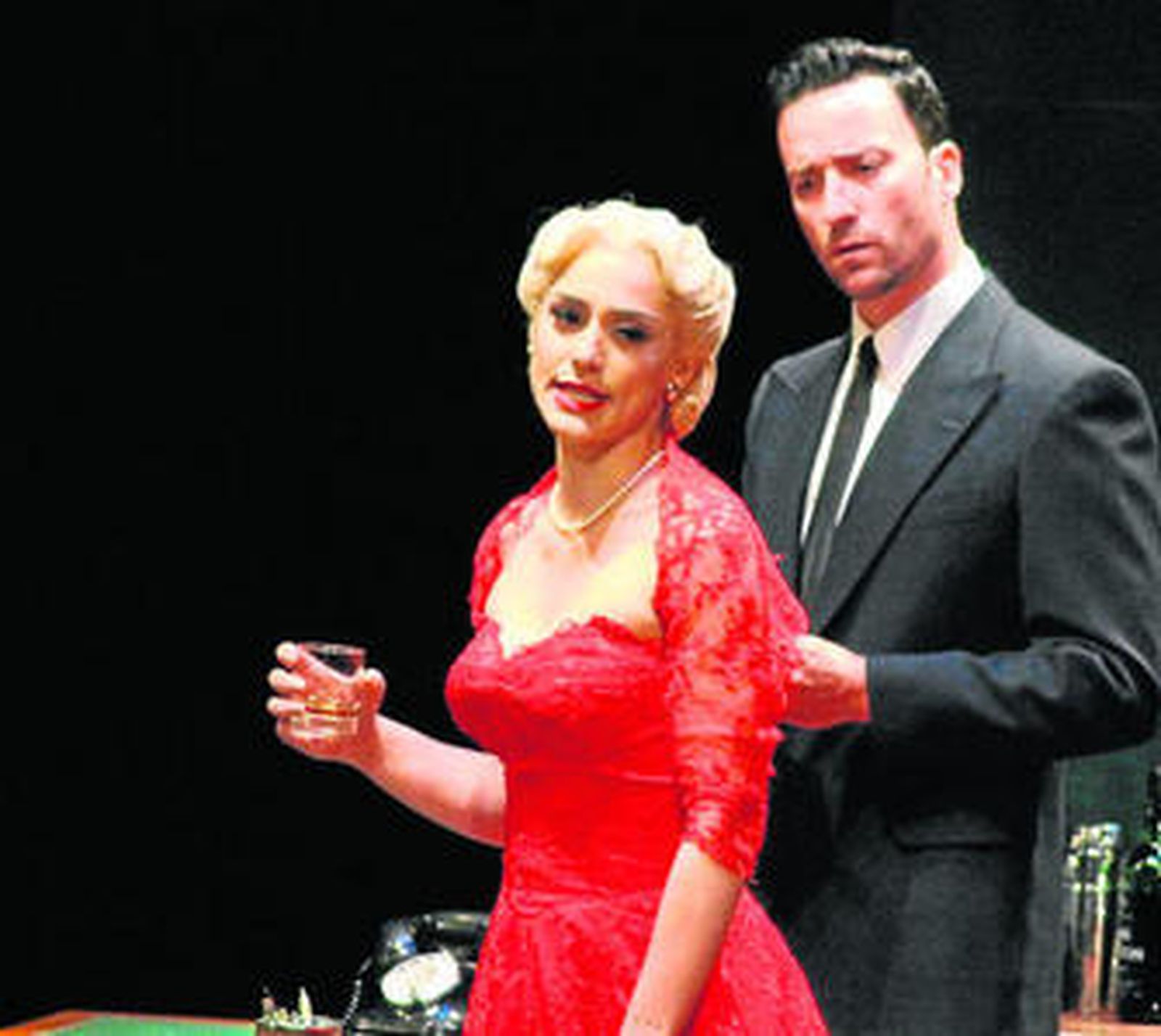 La obra tiene una trama que engancha al espectador.