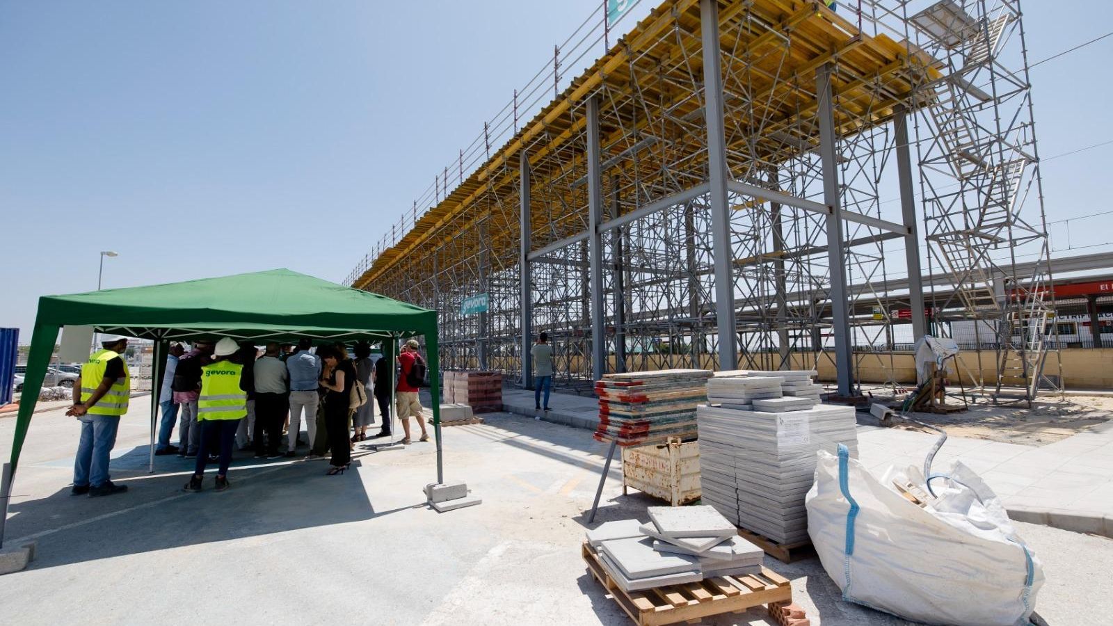 Otro momento de la visita, donde se puede apreciar la montera del intercambiador bastante avanzada.