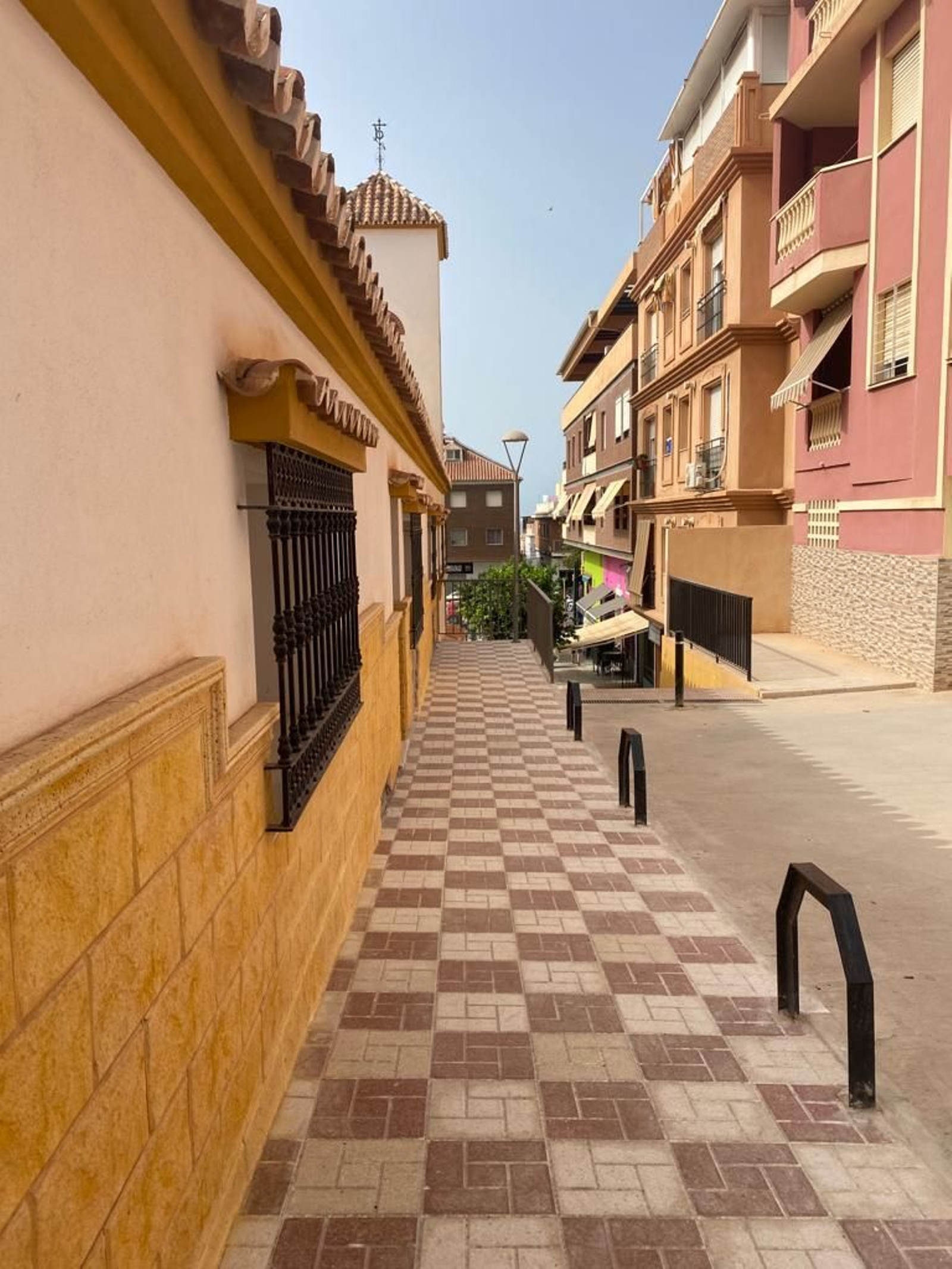 Acaban las obras de rehabilitación del acerado de la Iglesia de Rincón de la Victoria