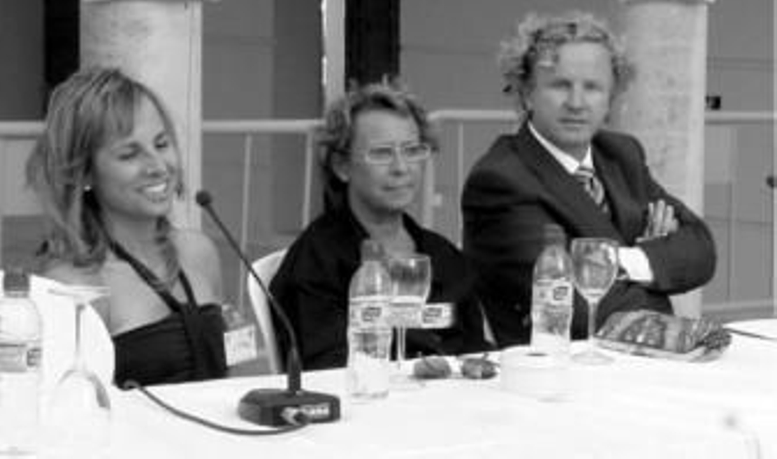 Gema Esteve, en el centro y Sigve Austheim, directores del colegio 'El Sabio'.