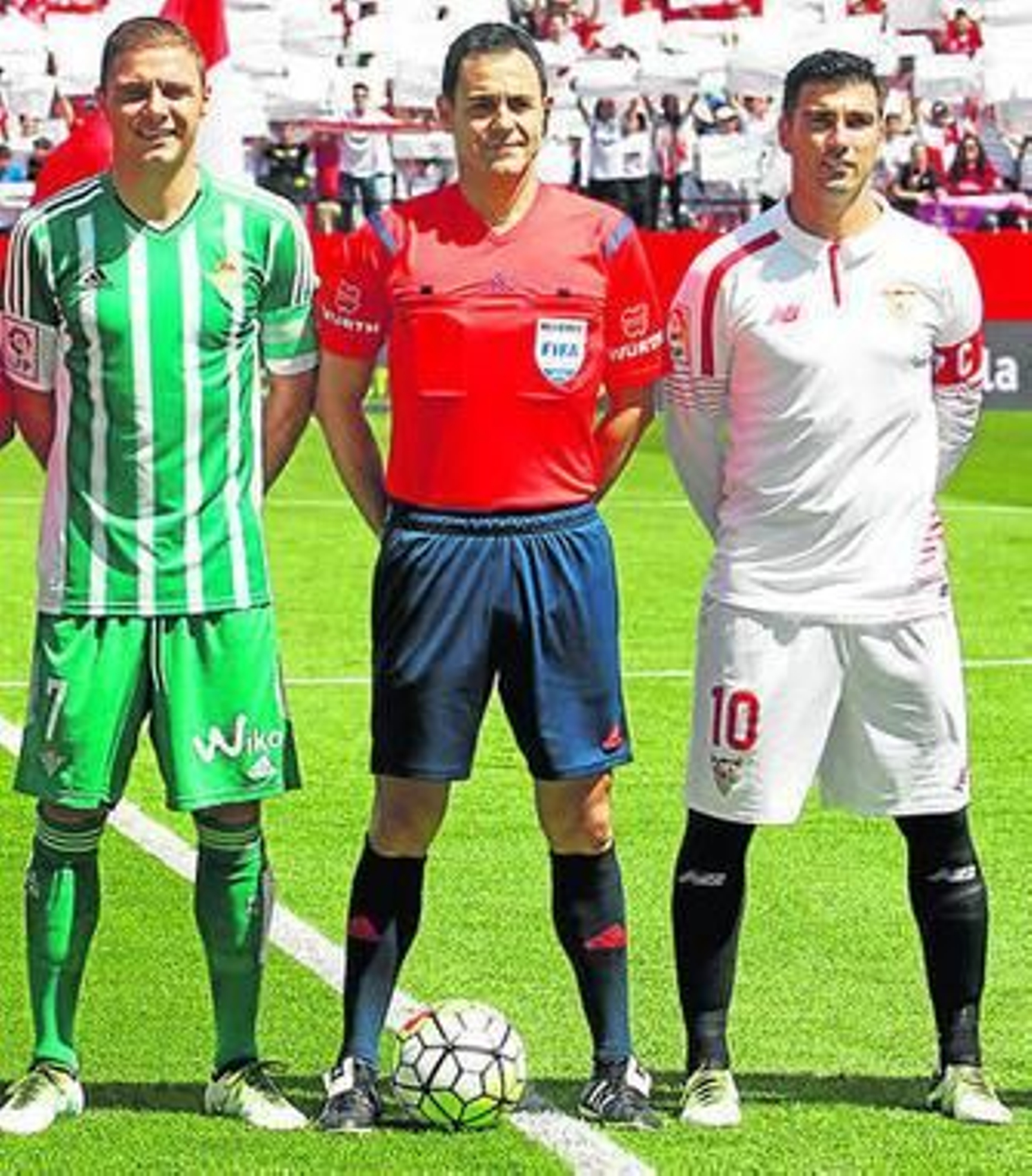 Joaquín, Velasco Carballo y Reyes, justo antes de comenzar el partido.
