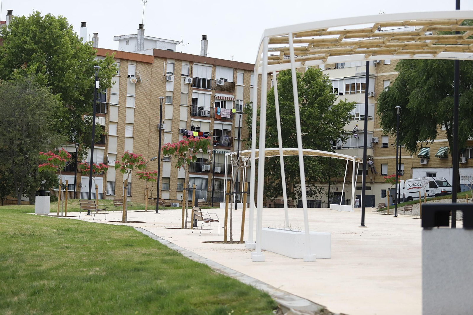 Vista con las nuevas pérgolas en la remodelada Plaza de los Templetes.