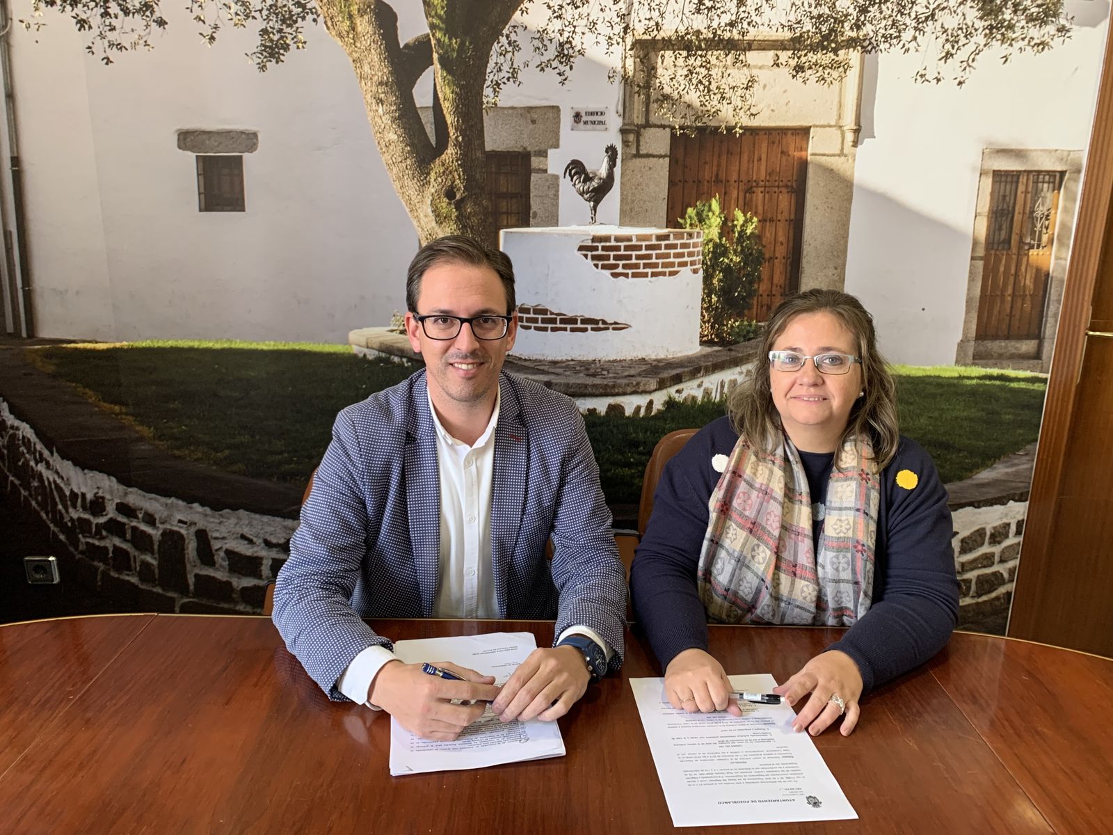 Santiago Cabello y Dolores García en la presentación de las ayudas.