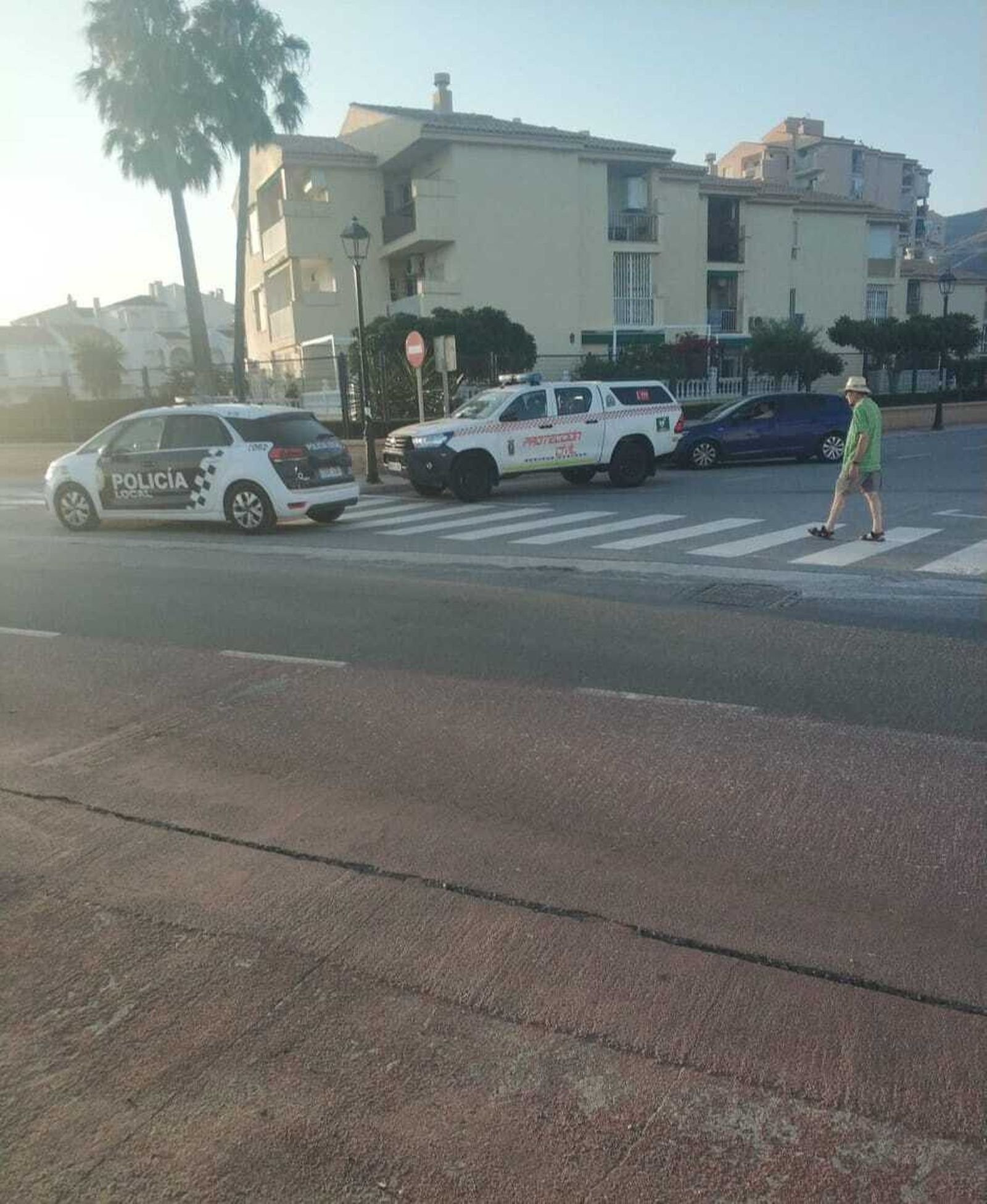Rescatan a un hombre tras quedarse encerrado en un baño público en Carchuna