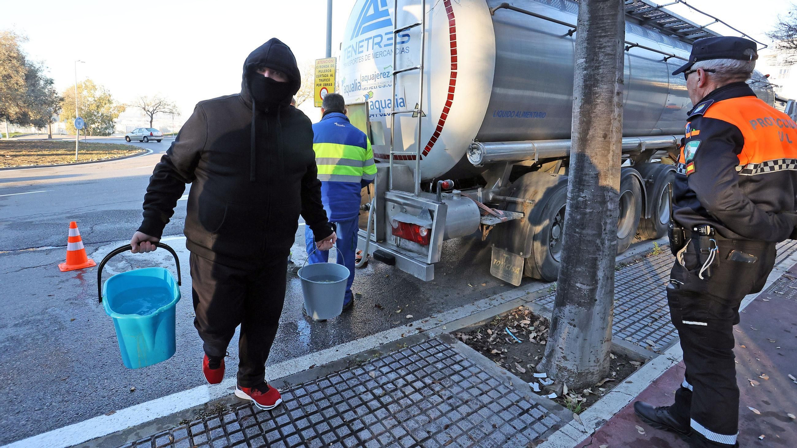 Imágenes del reparto de agua en Vallesequillo