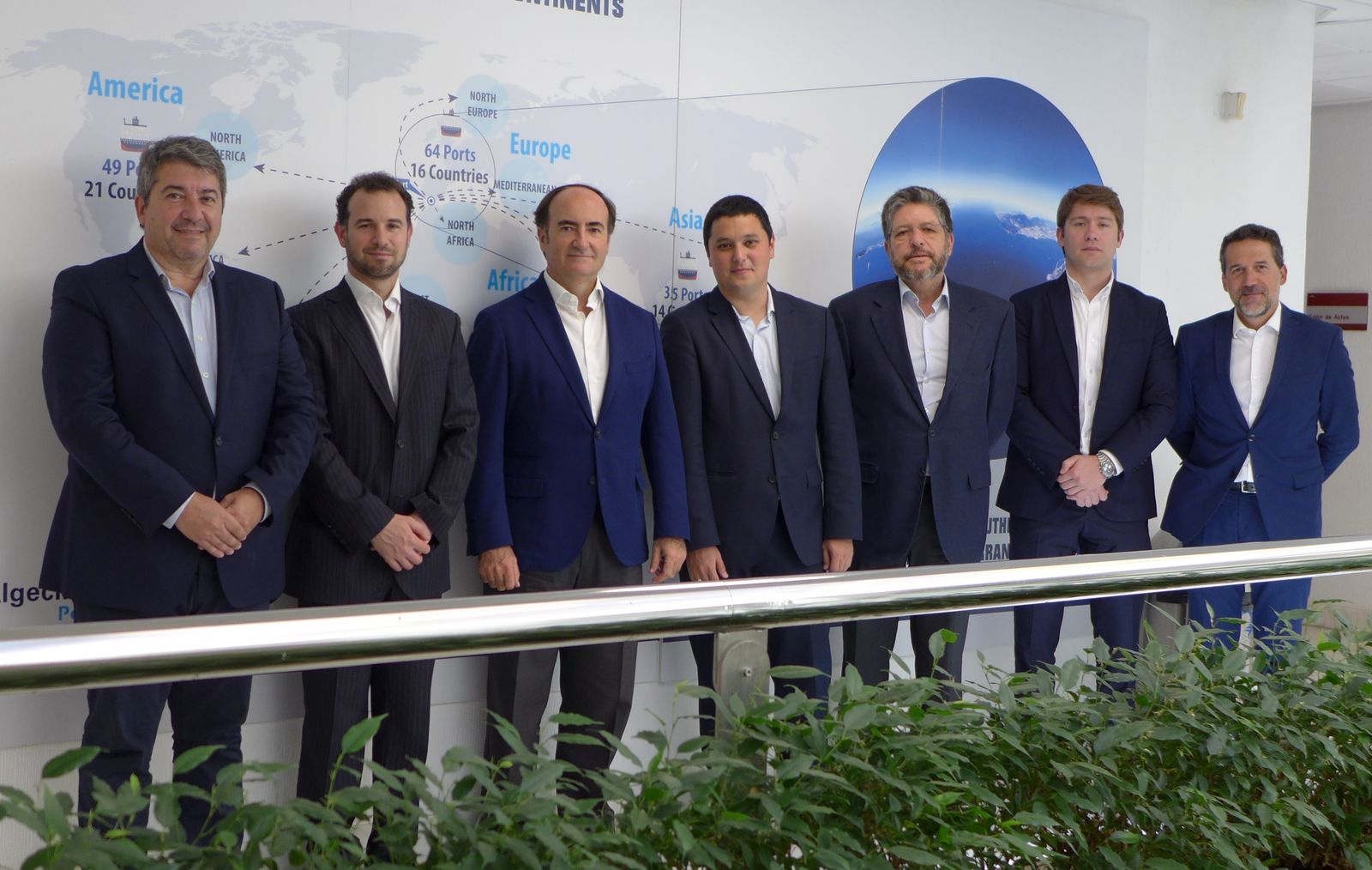 El presidente del Puerto de Algeciras, Gerardo Landaluce, con la delegación argentina.