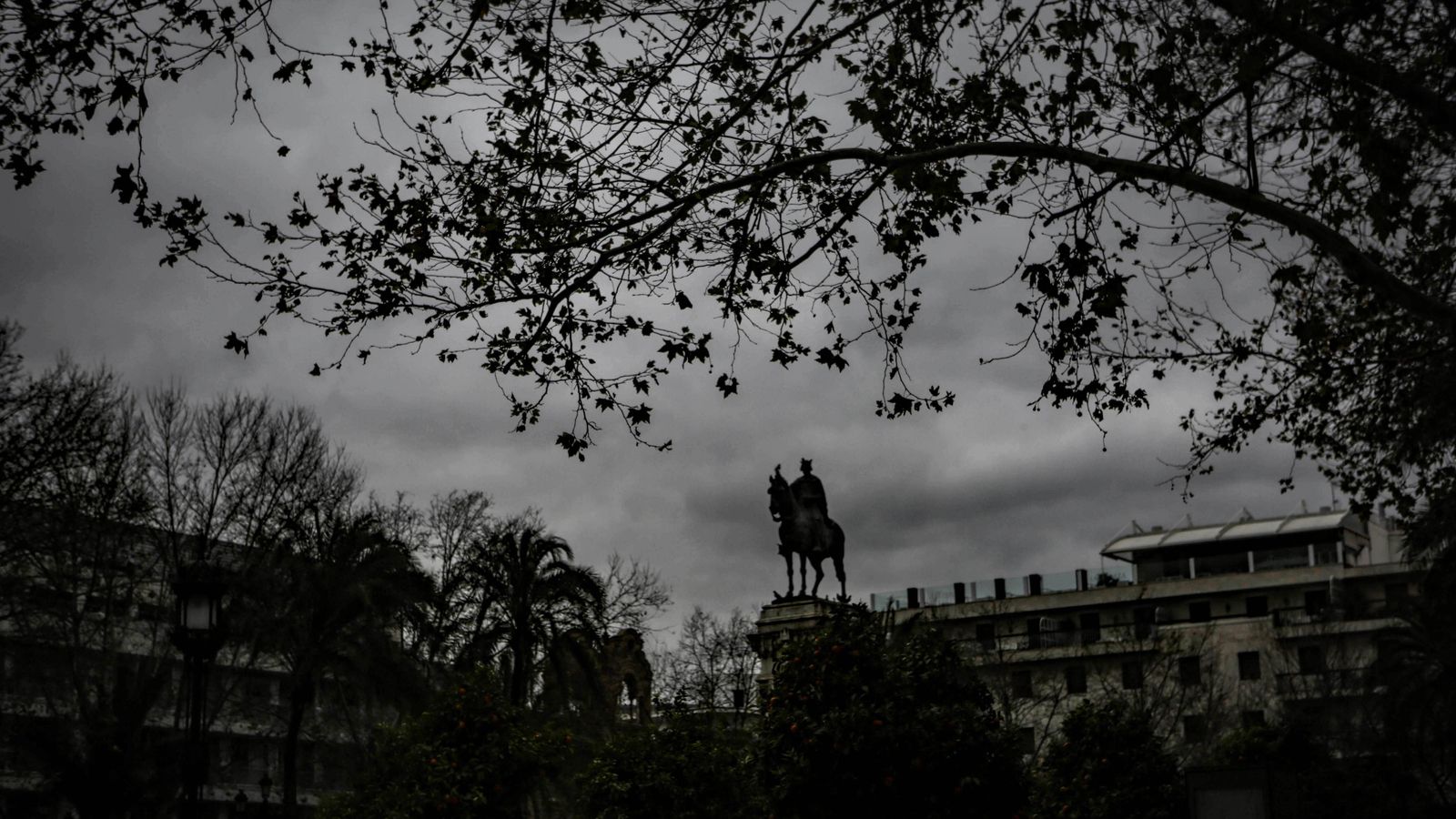 El monumento a San Fernando en la Plaza Nueva.