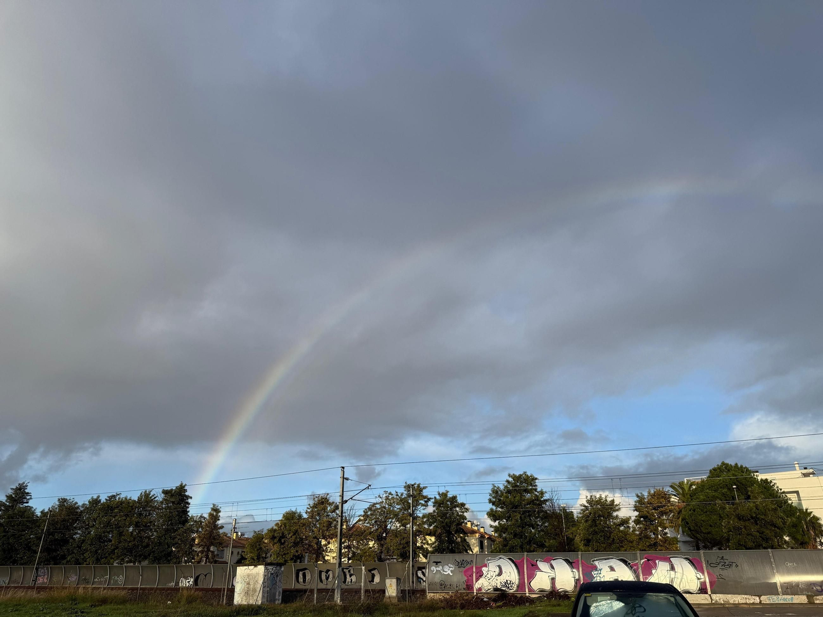 El arco iris aparece tras una mañana de lluvias este pasado martes en Jerez