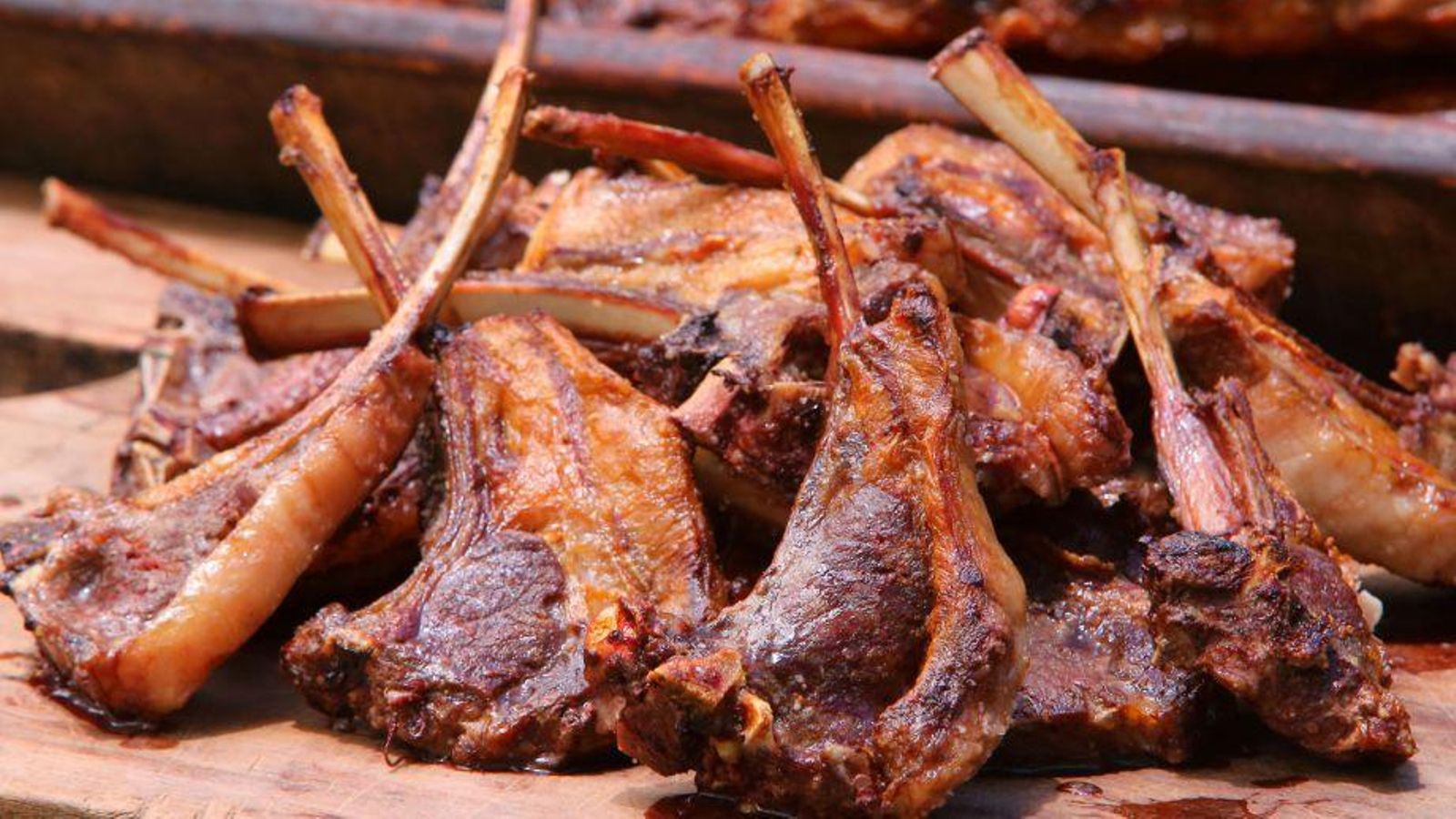 El cordero segureño a la brasa es uno de los platos para chuparse los dedos.