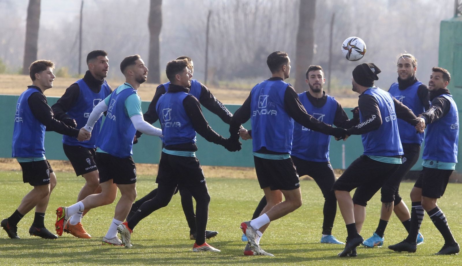 Los jugadores del Córdoba, durante un ejercicio de la sesión de este sábado.