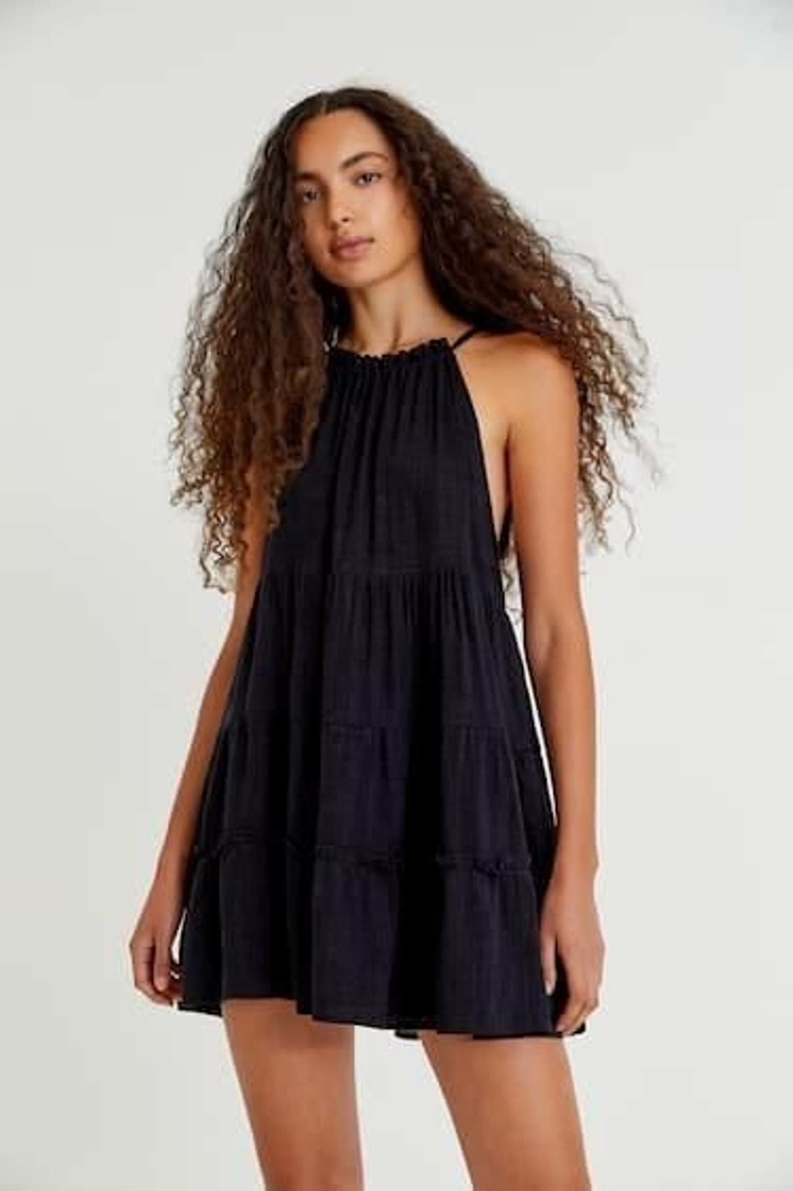 Vestido negro de Pull and Bear.