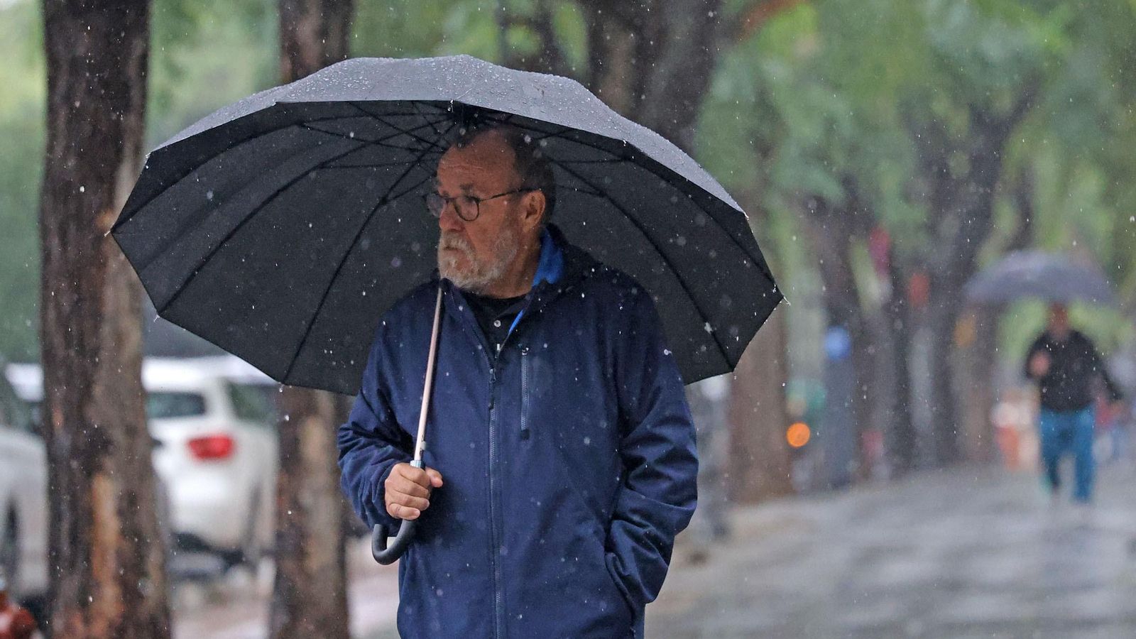 Un hombre con un paraguas.