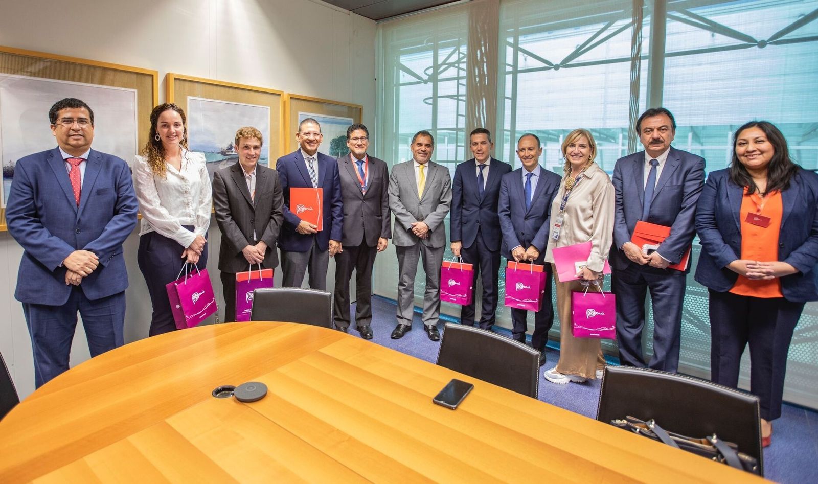 La reunión entre responsables del Puerto de Algeciras con el ministro de comercio de Perú.