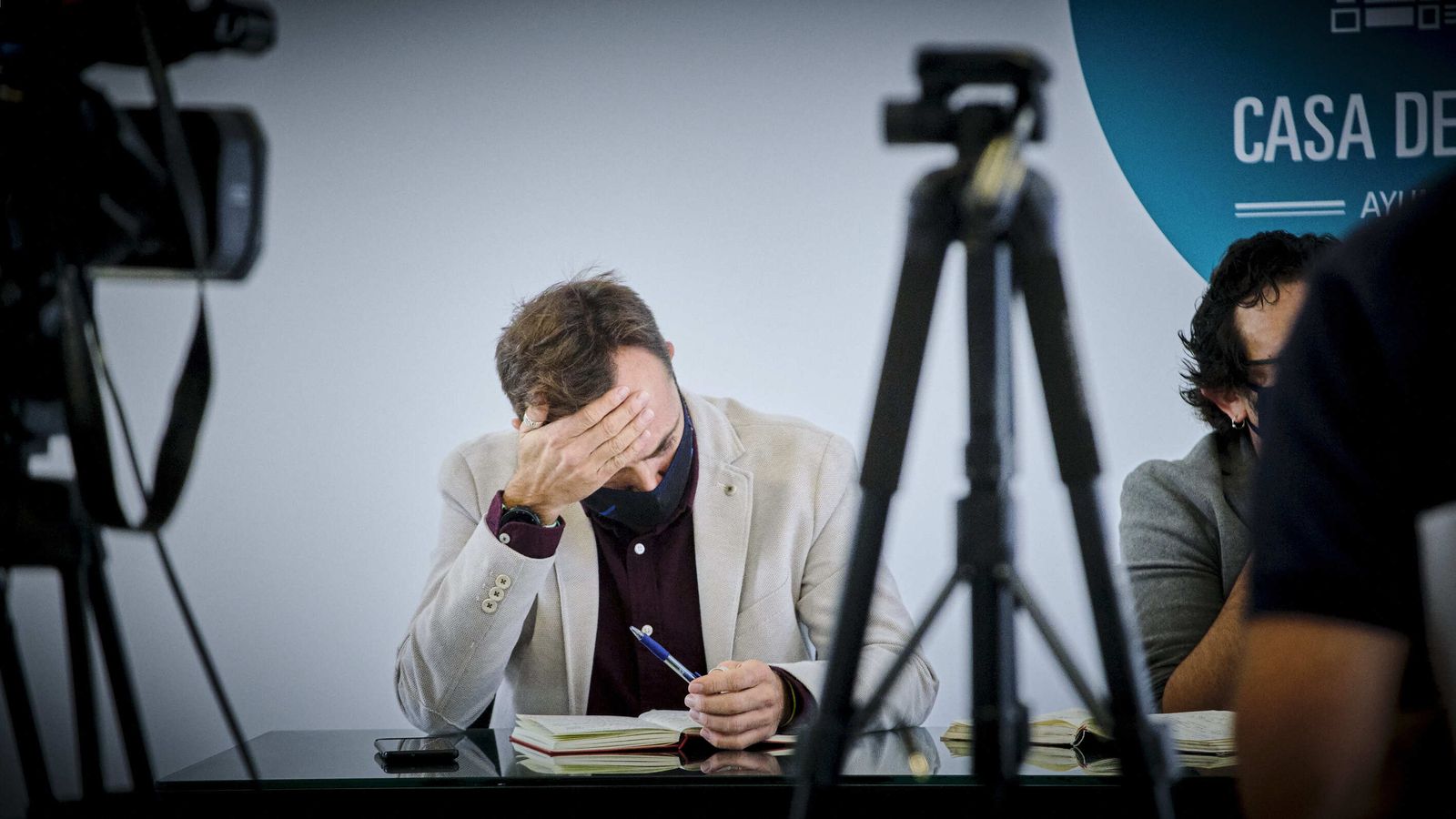 El concejal y presidente de Eléctrica de Cádiz, José Ramón Páez, en una rueda de prensa.
