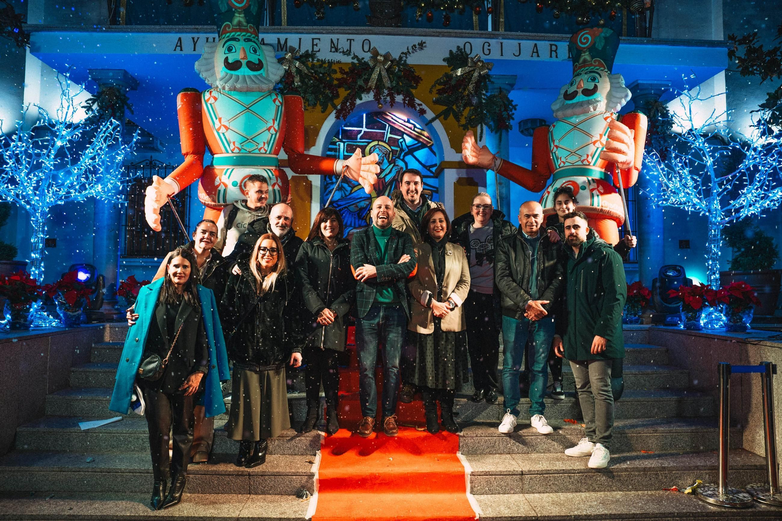 El alcalde de Ogíjares, Estéfano Polo junto a su equipo de Gobierno en las puertas del Ayuntamiento de la localidad.