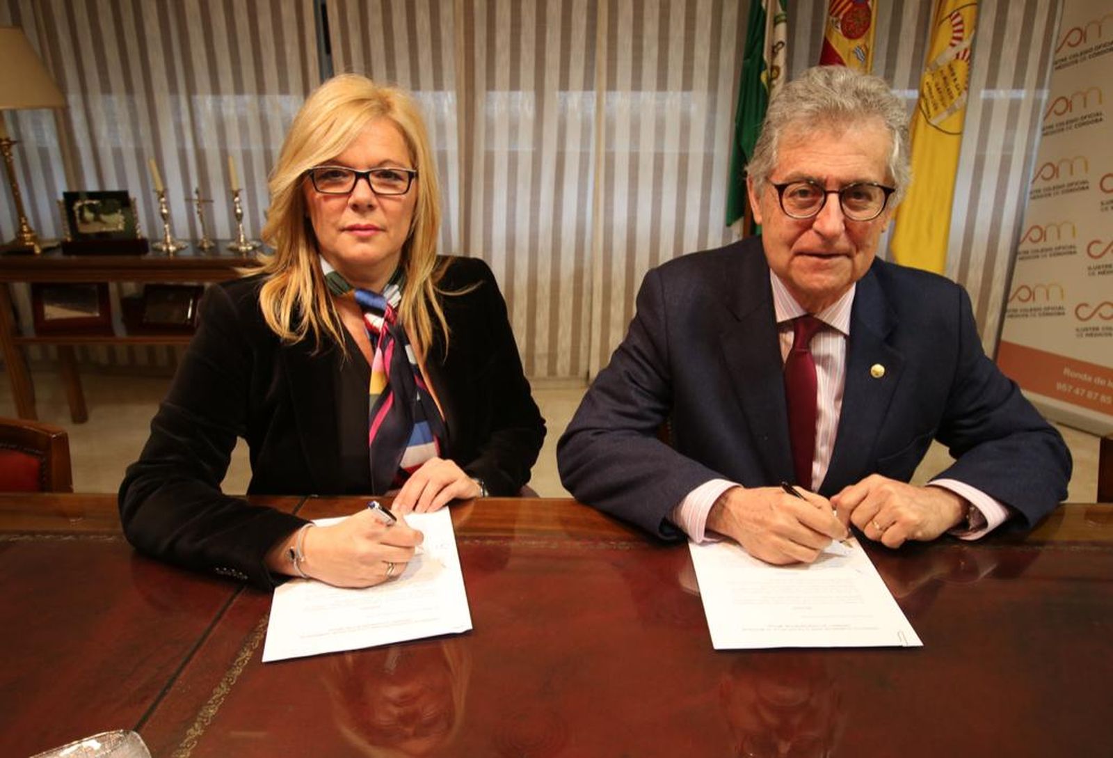Raquel García Centeno y Bernabé Galán, en la firma del convenio.