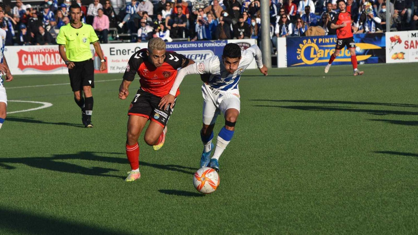 Amin Guerrero disputa el balón con un jugador del recre. Amin Guerrero disputa el balón con un jugador del recre.