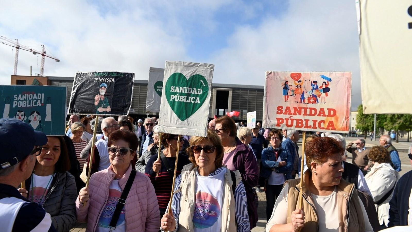 Participantes en la manifestación portando carteles por la sanidad pública.