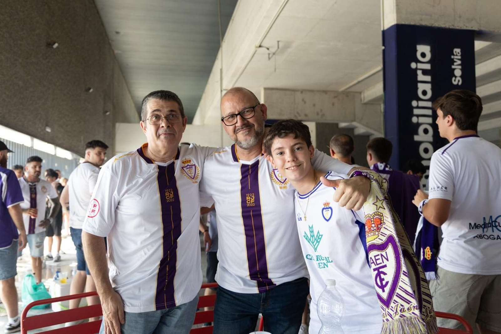El épico recibimiento de la afición lagarta al Real Jaén, en imágenes