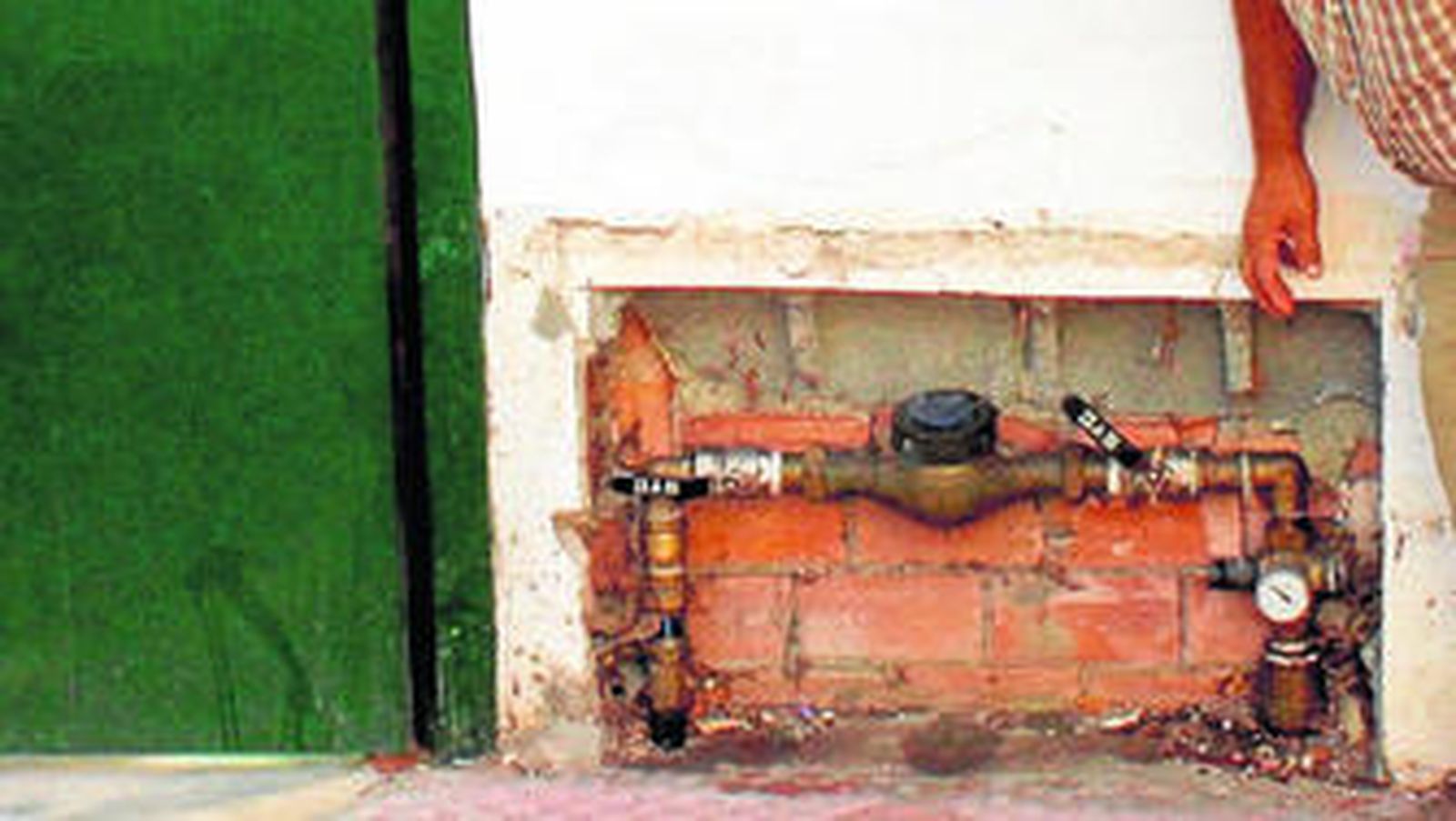 Contador un colegio de Mijas del que los ladrones sustrajeron la puerta de aluminio.