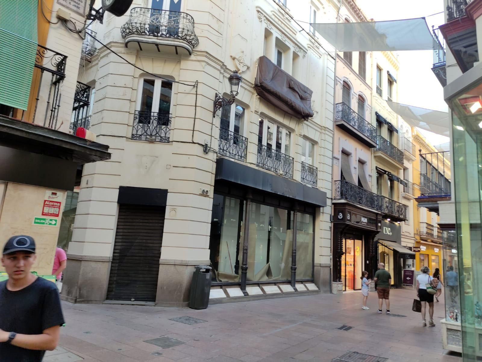 Una vista de la calle Sierpes junto a la esquina de Jovellanos y Calvillo.