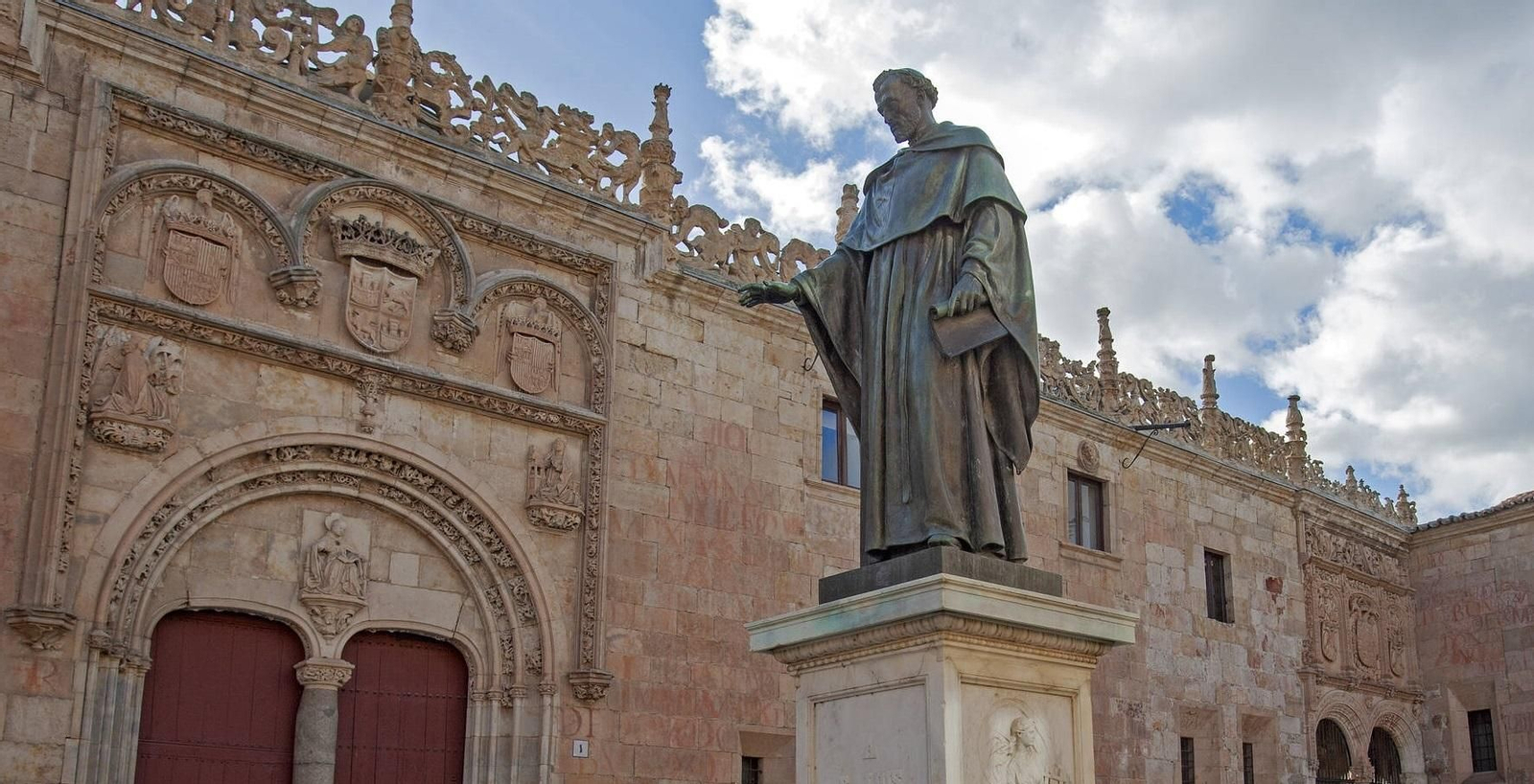 Estatua dedicada a fray Luis (1869) en el Patio de Escuelas de la Universidad de Salamanca.