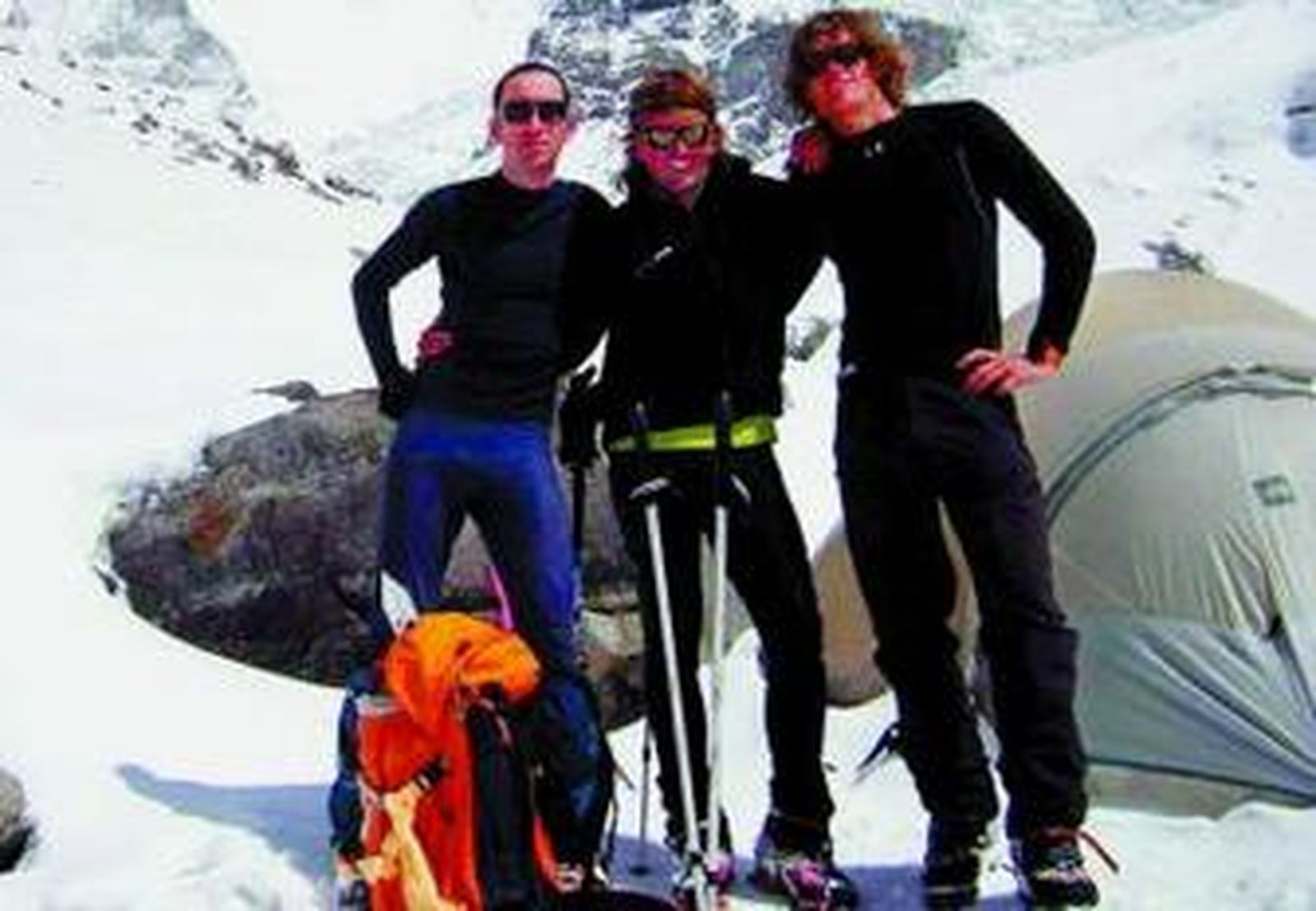 De Olza, en el centro, junto a dos montañeros en la base del Annapurna.