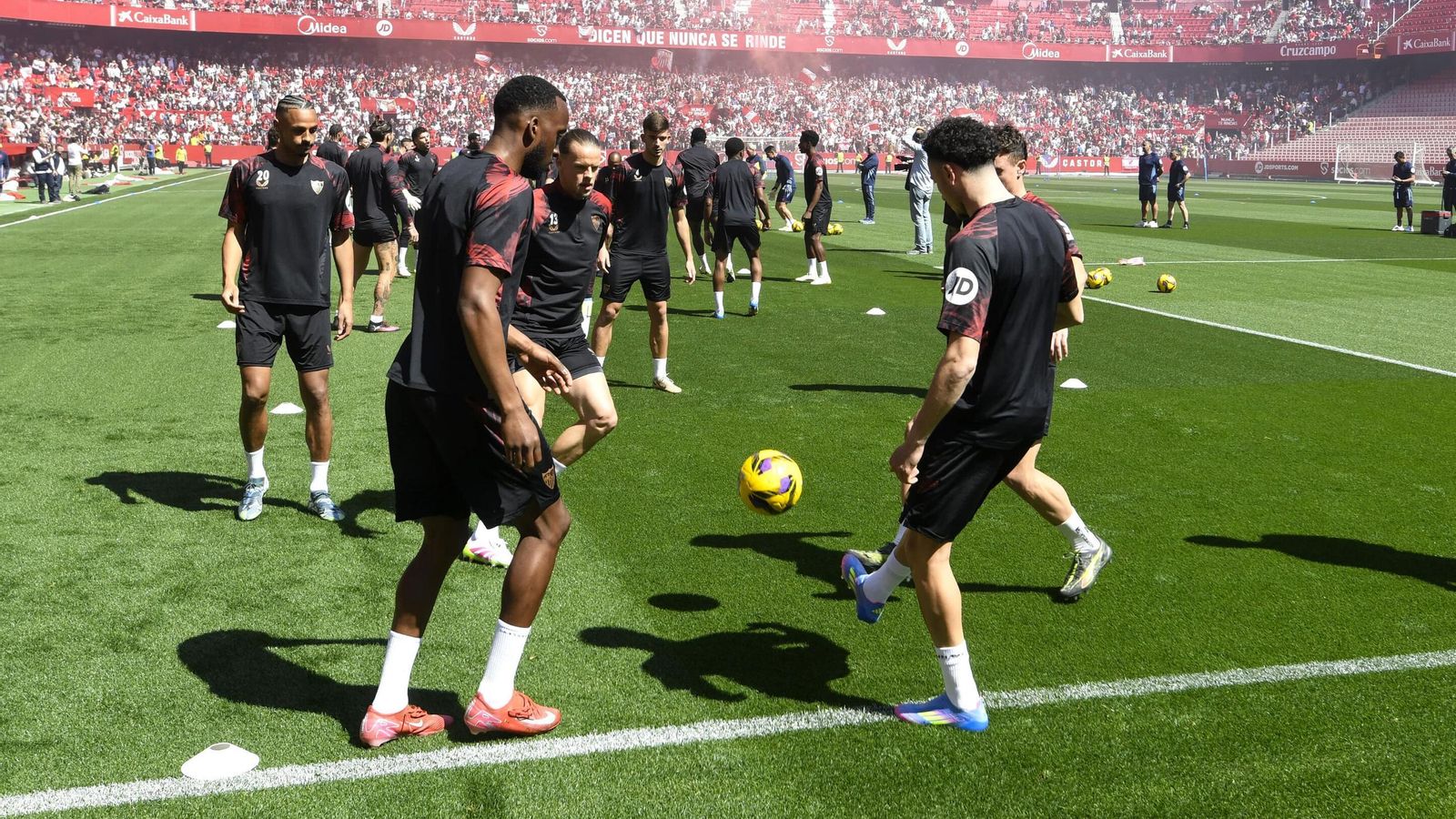 Lukébakio y Rubén Vargas se ejercitan ante una grada con bastante público en el Ramón Sánchez-Pizjuán.