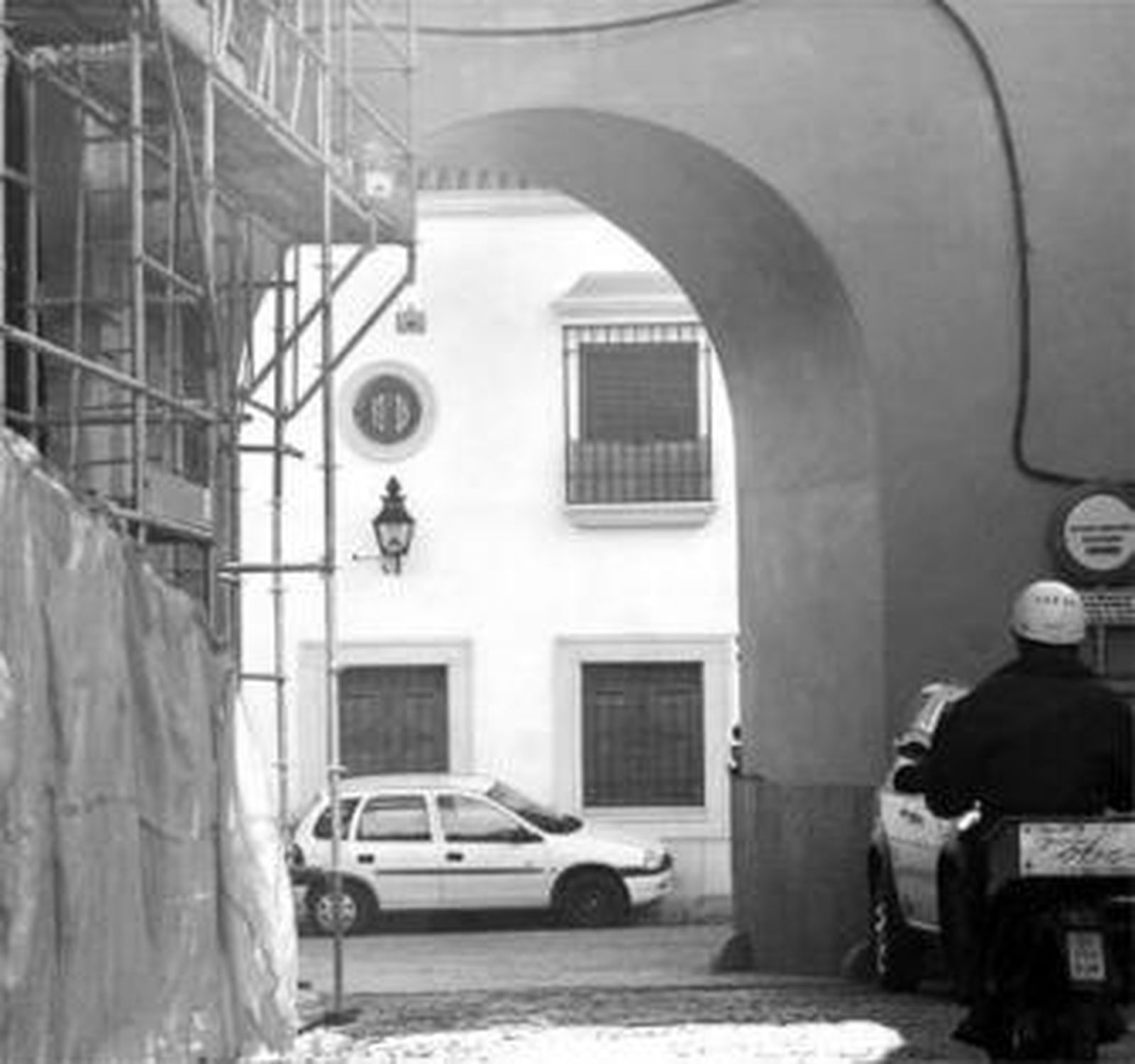 Andamio montado junto al Arco de Caballerizas.