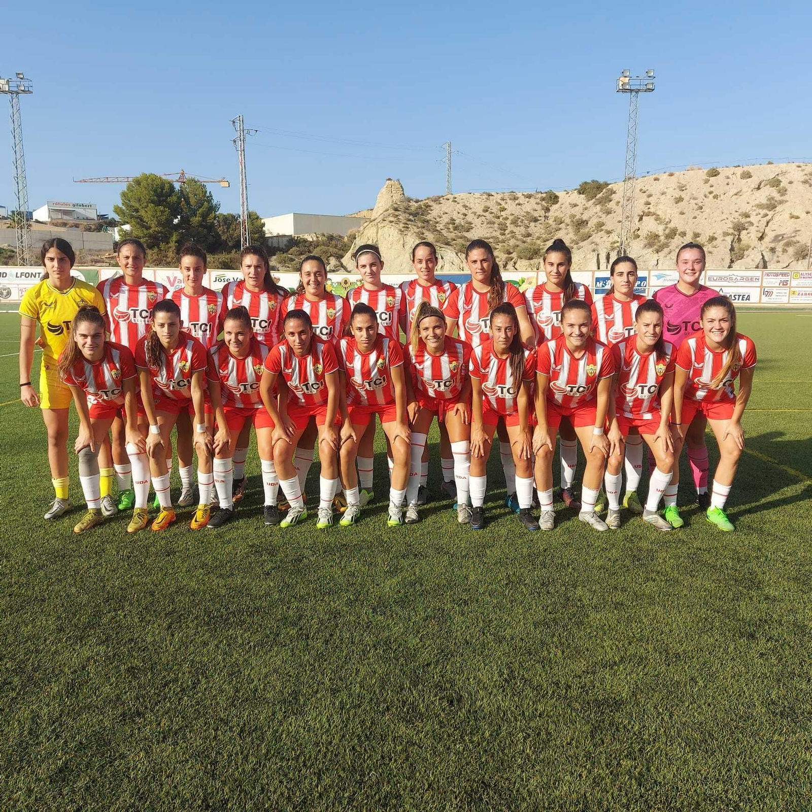 Las jugadoras del conjunto rojiblanco posan antes de disputar el encuentro ante el filial nazarí.